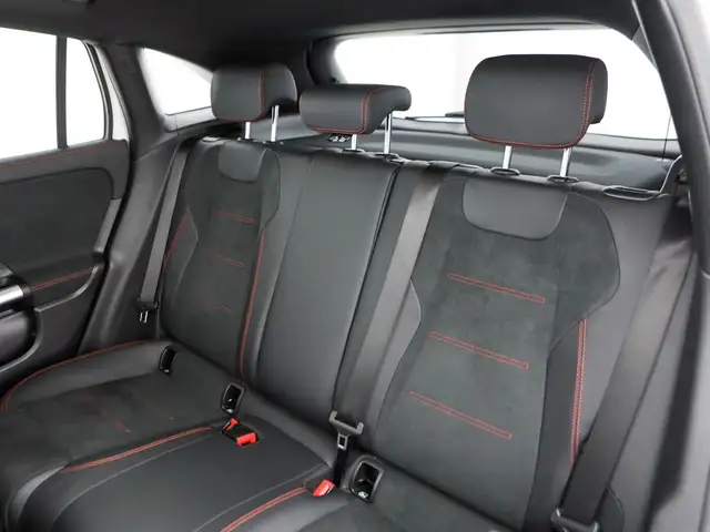Mercedes-Benz GLA view 17