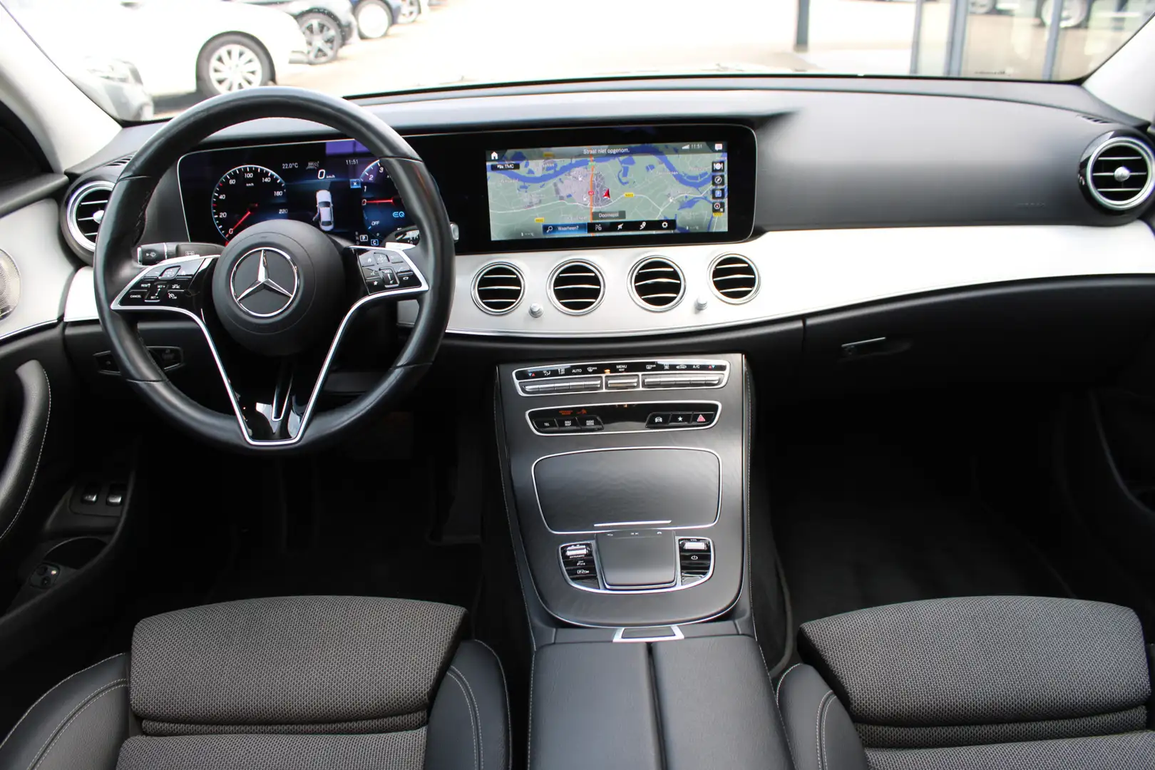 Mercedes-Benz E 300 300e AMG Line PANORAMADAK BURMESTER DISTRONIC SFEE Grijs - 2