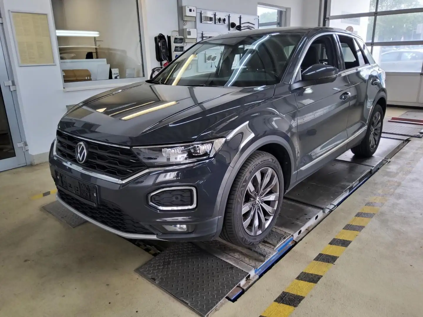 Volkswagen T-Roc 2.0 TDI Sport AHK LED DAB+ Grau - 2