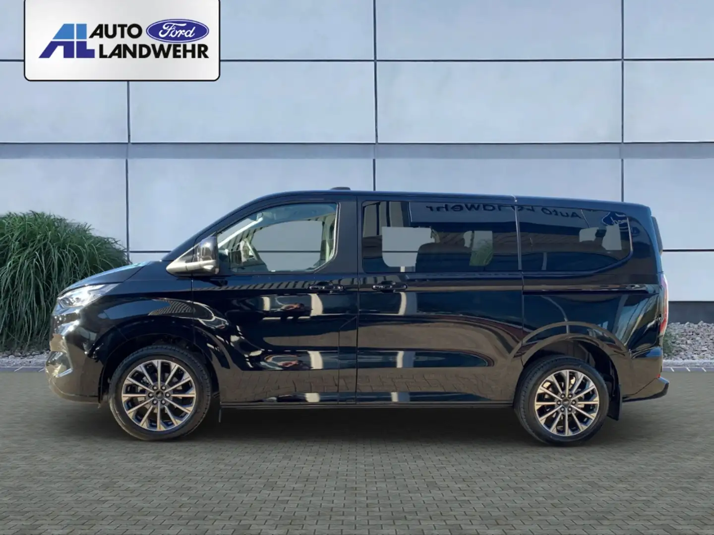 Ford Tourneo Custom Bus 320 L1 Titanium X FWD 2.0 EcoBlue EU6e Navi LE Černá - 2