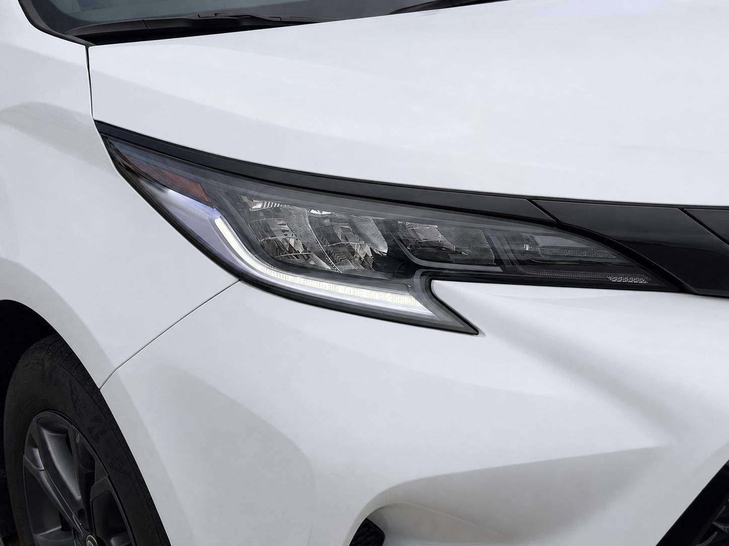 2025 Toyota Sienna Hybrid XSE | 7-Passenger | 18" Alloys | Moonroof — снимка 1