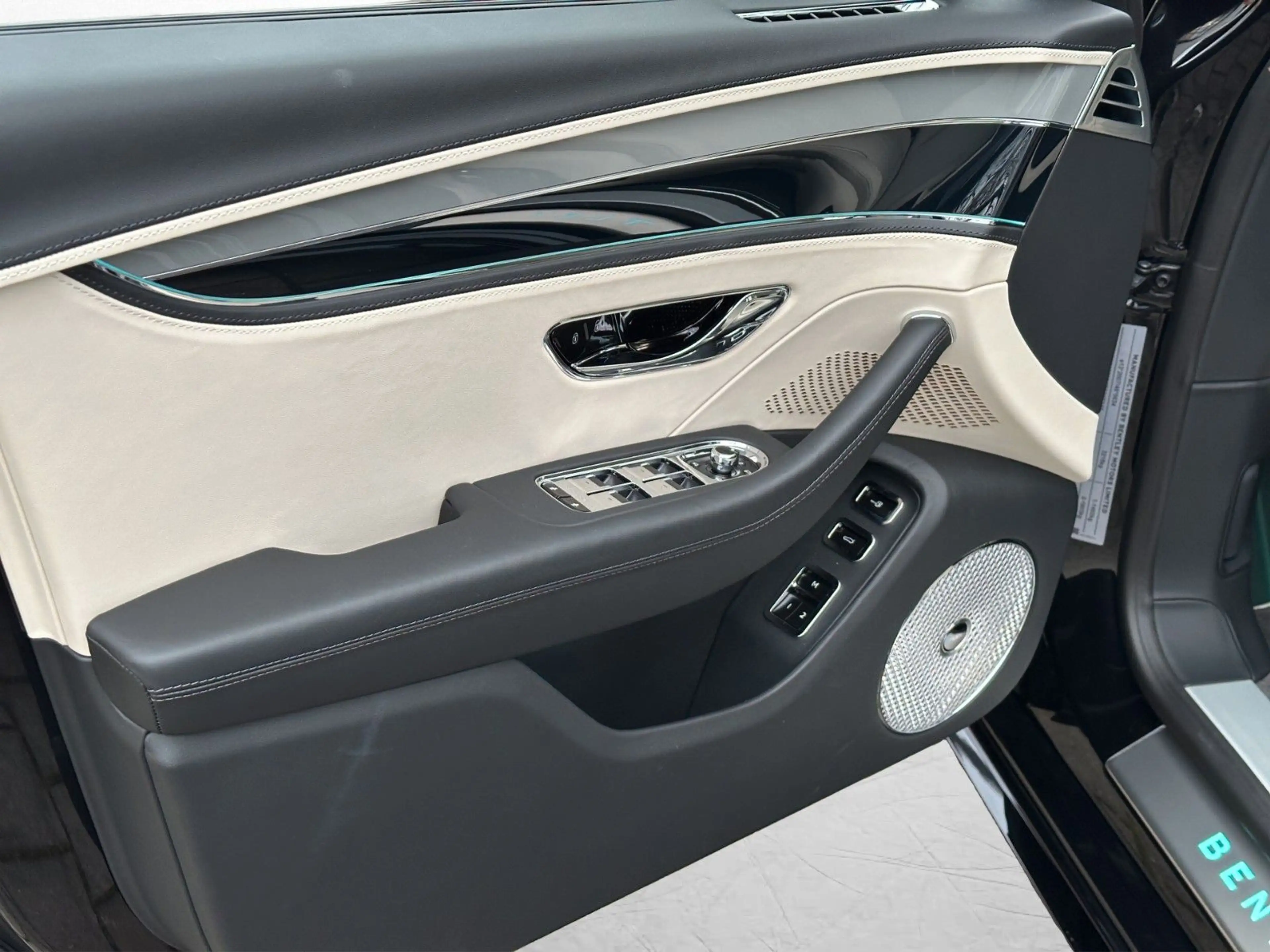 Bentley Flying Spur MY26 — photo 13
