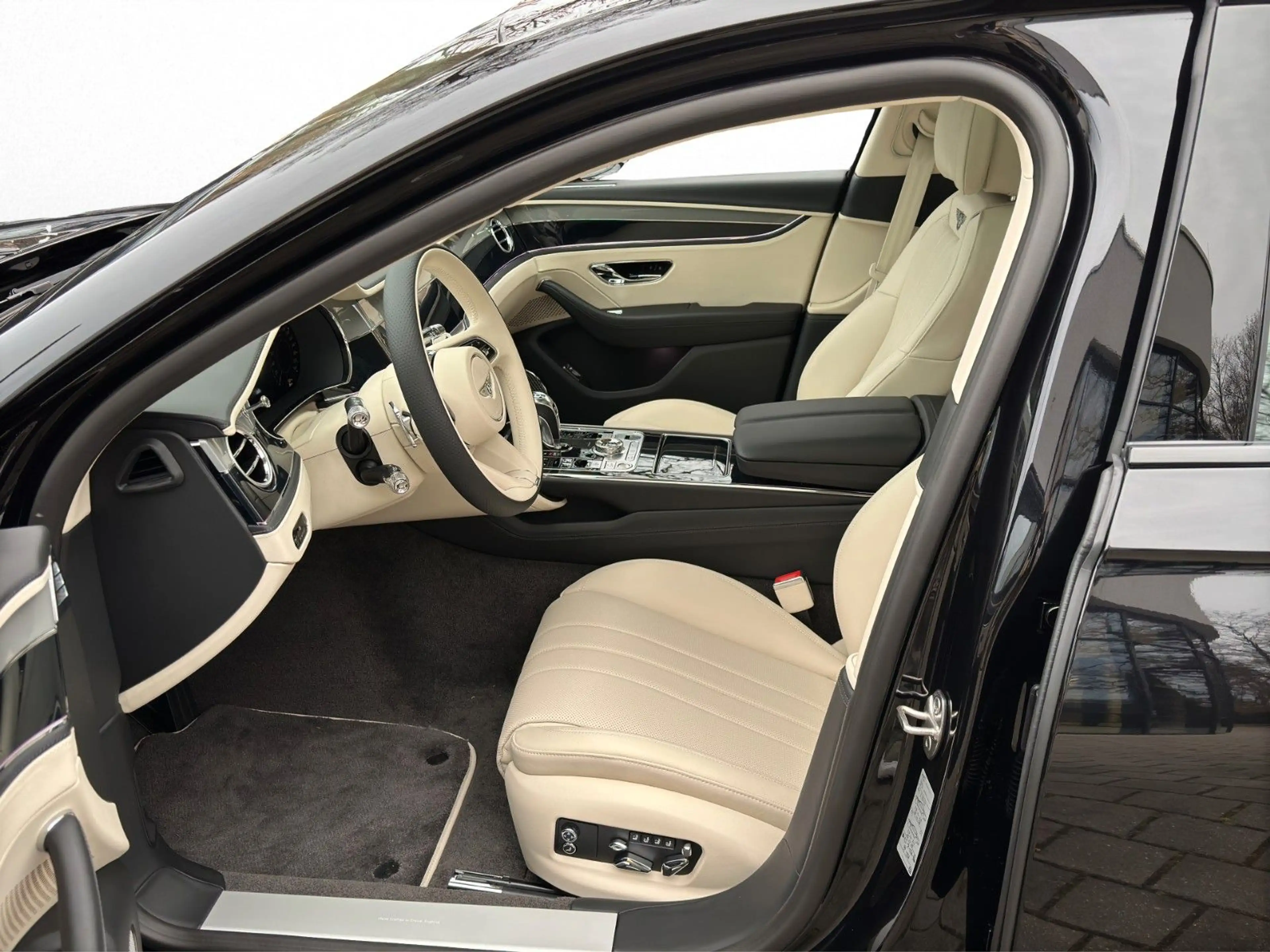 Bentley Flying Spur MY26 — photo 11