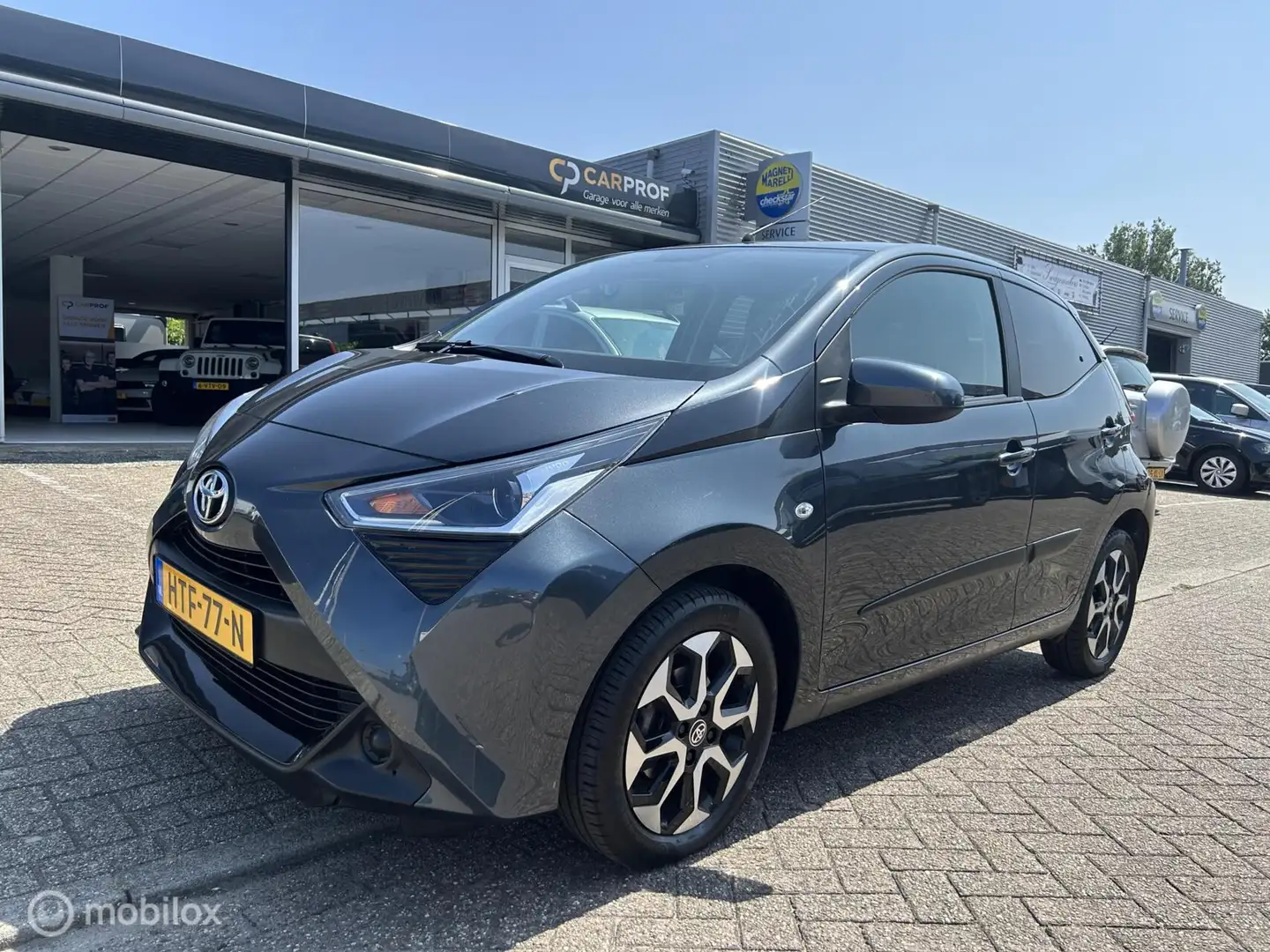 Toyota Aygo 1.0 VVT-i x-joy Carplay Grijs - 1