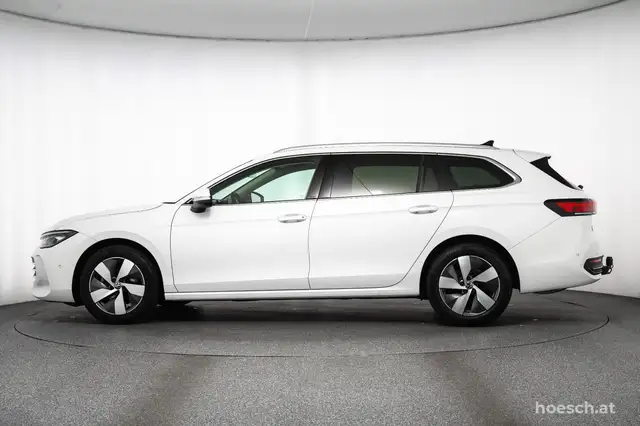 Volkswagen Passat view 3