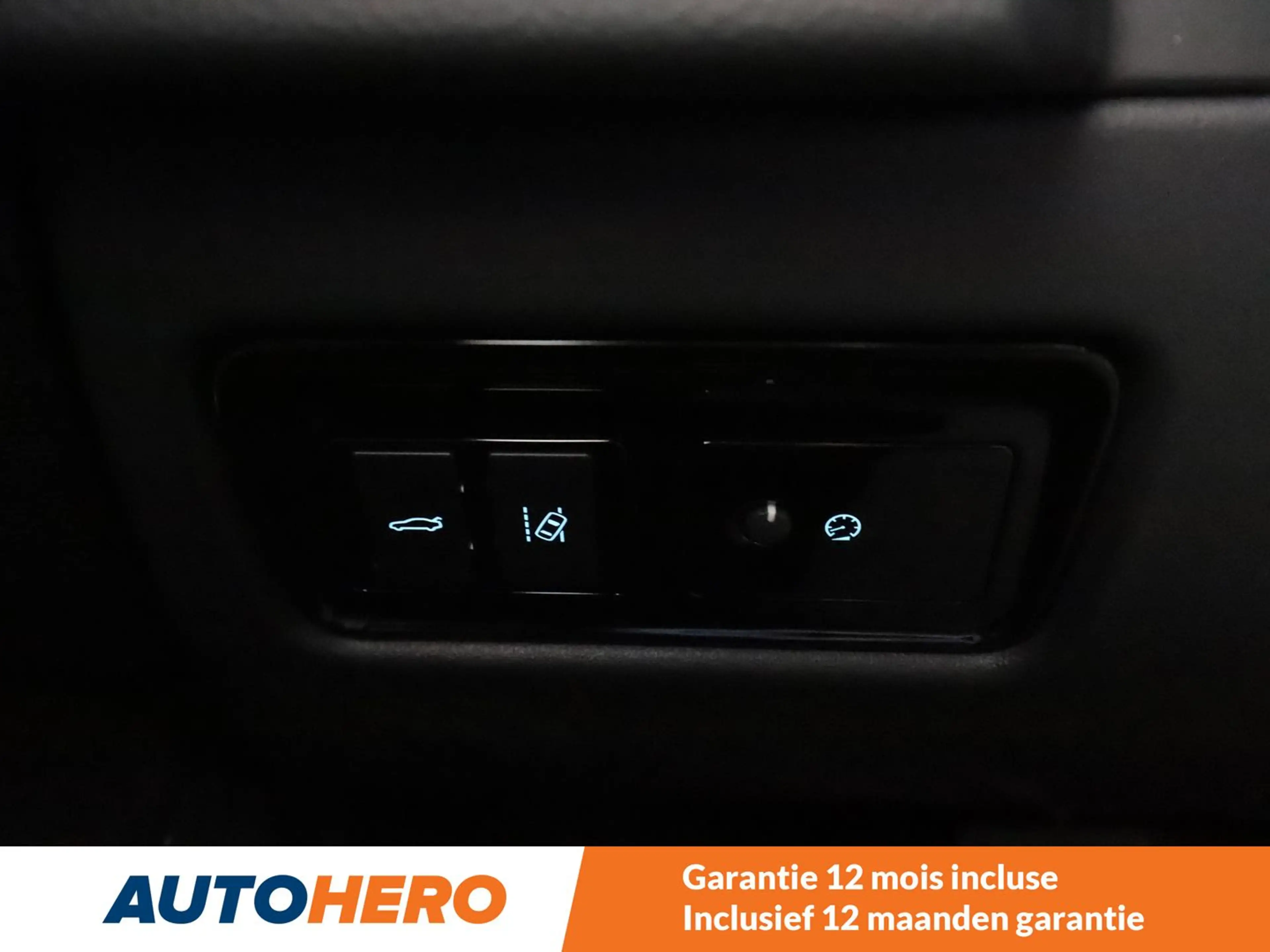 Jaguar XF 25t R-Sport — photo 13