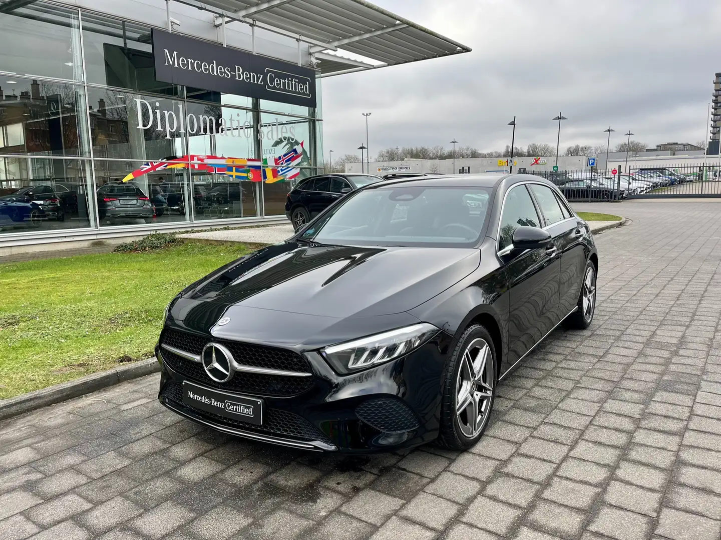Mercedes-Benz A 180 Luxury Line Zwart - 1