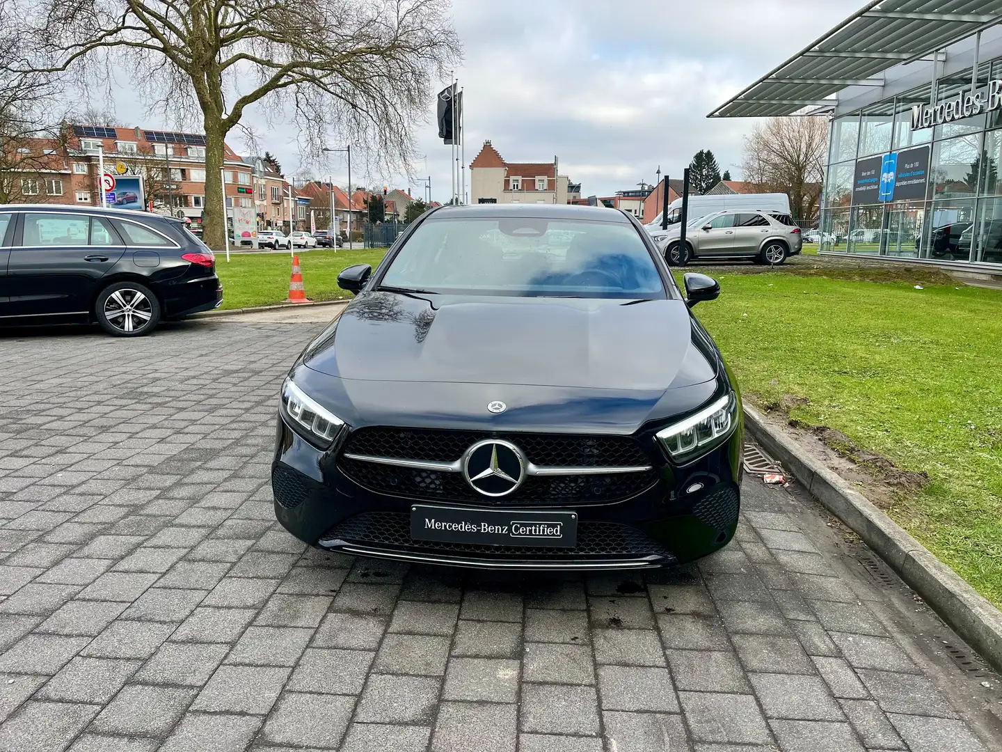 Mercedes-Benz A 180 Luxury Line Zwart - 2