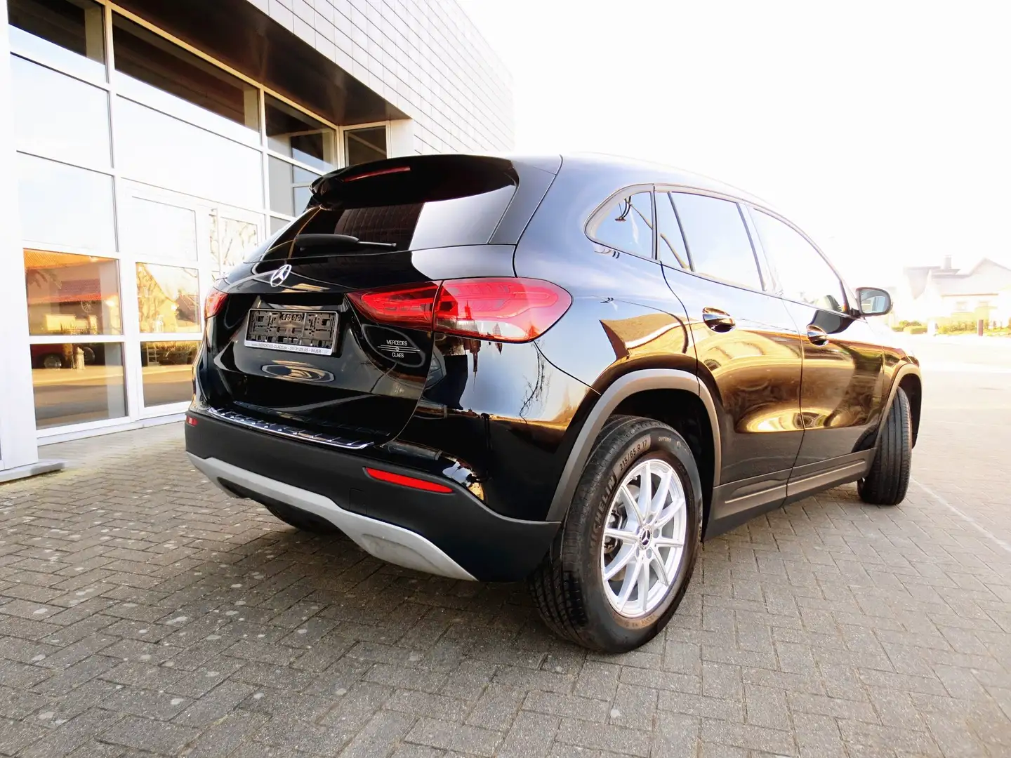 Mercedes-Benz GLA 180 *TREKHAAK*MBUX*DAB*CAMERA* Noir - 2