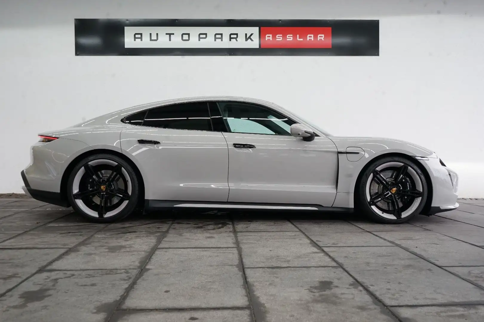 Porsche Taycan Turbo/Kreide/P-Display/HAL/21z/Mega-Spec Grau - 1