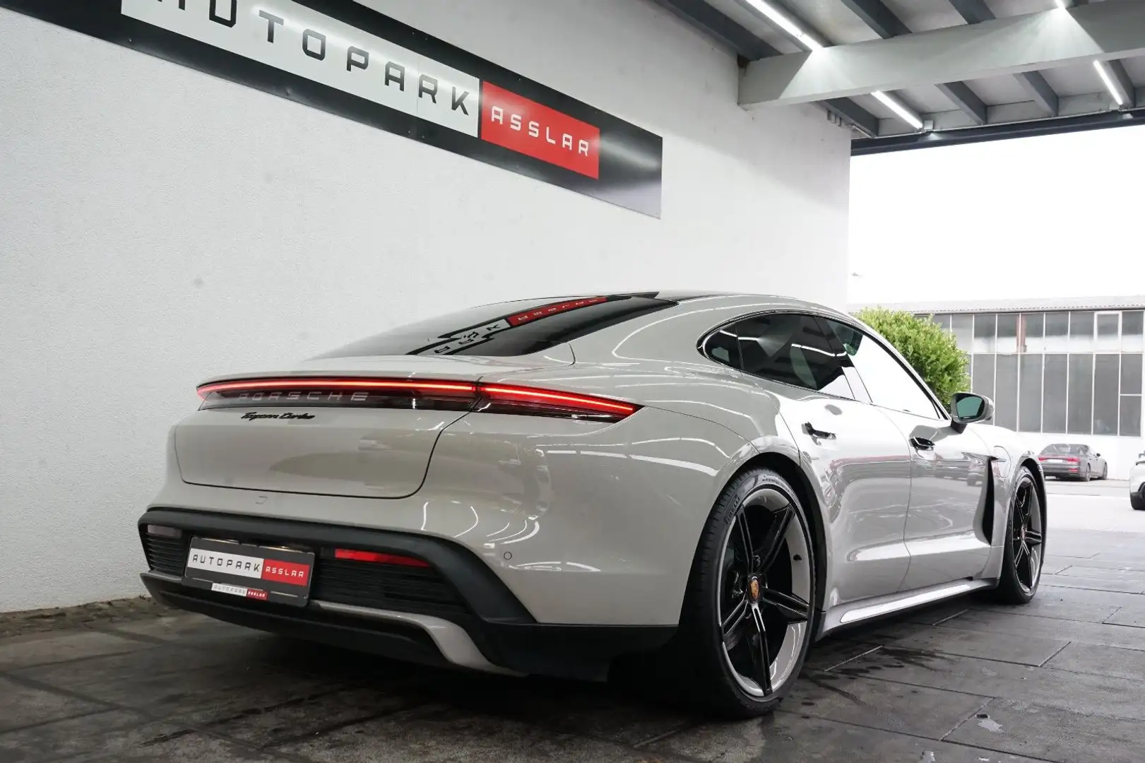 Porsche Taycan Turbo/Kreide/P-Display/HAL/21z/Mega-Spec Grau - 2