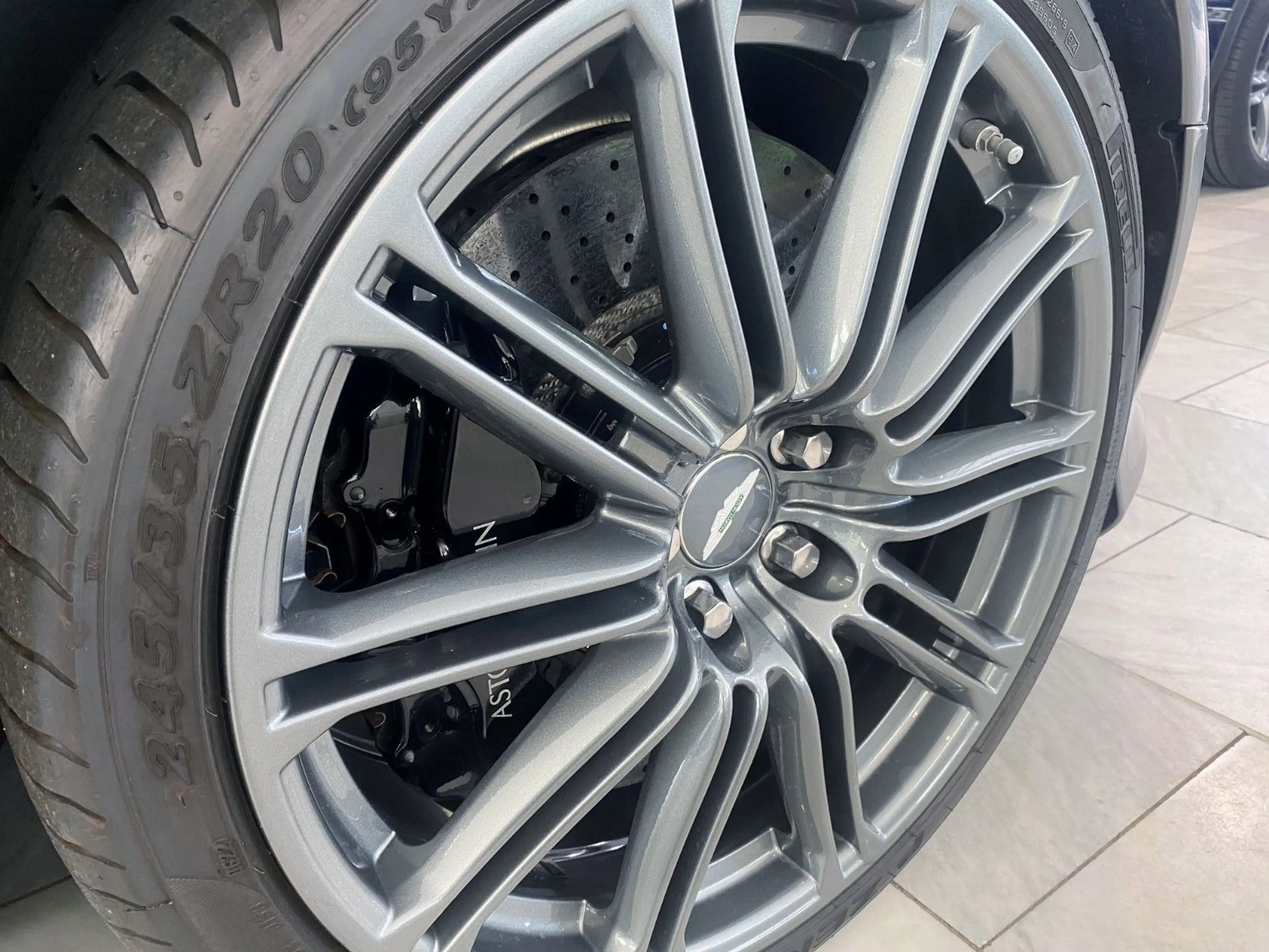 Aston Martin DB9 6.0 Coupe — photo 11