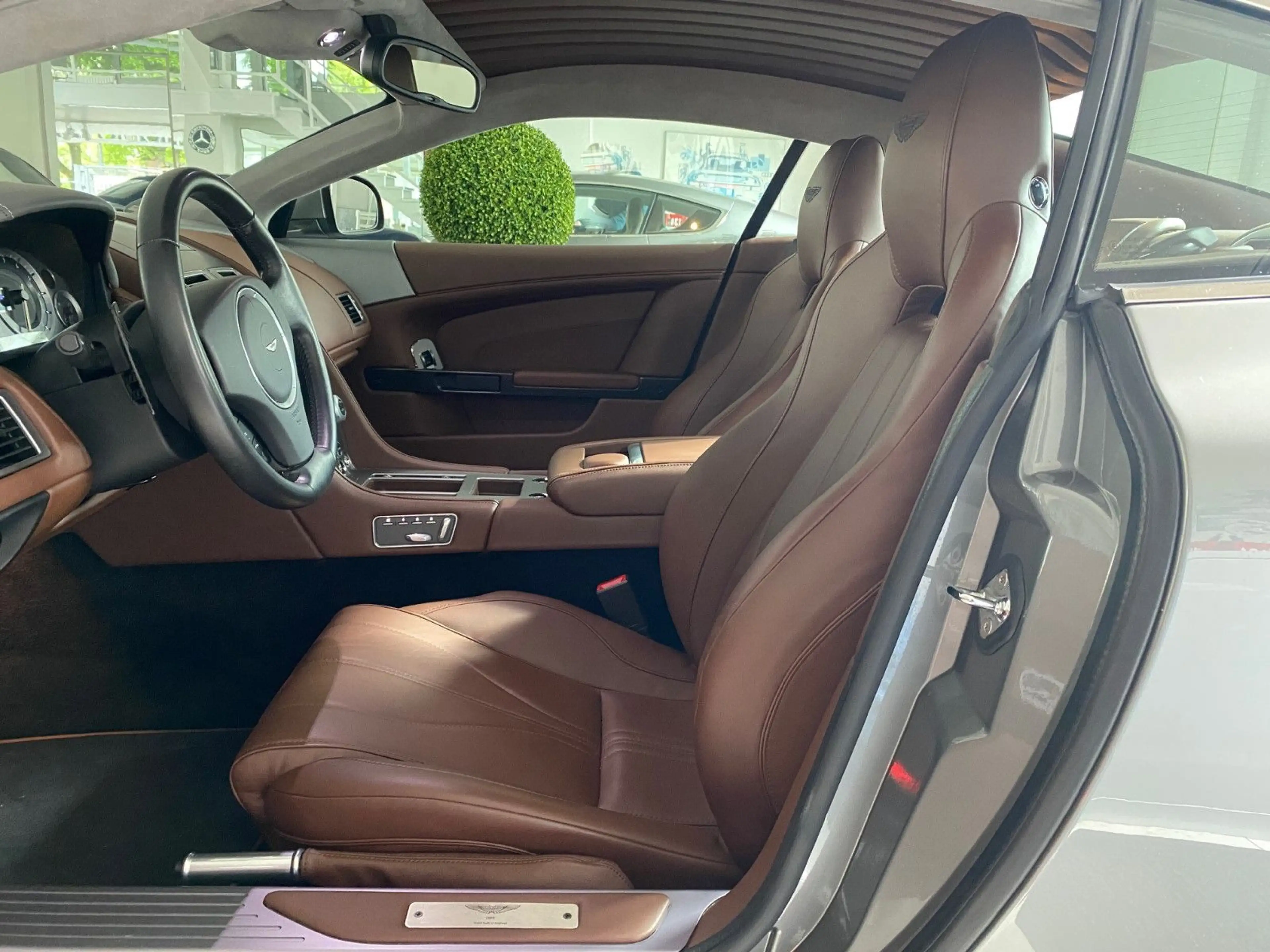 Aston Martin DB9 6.0 Coupe — photo 15