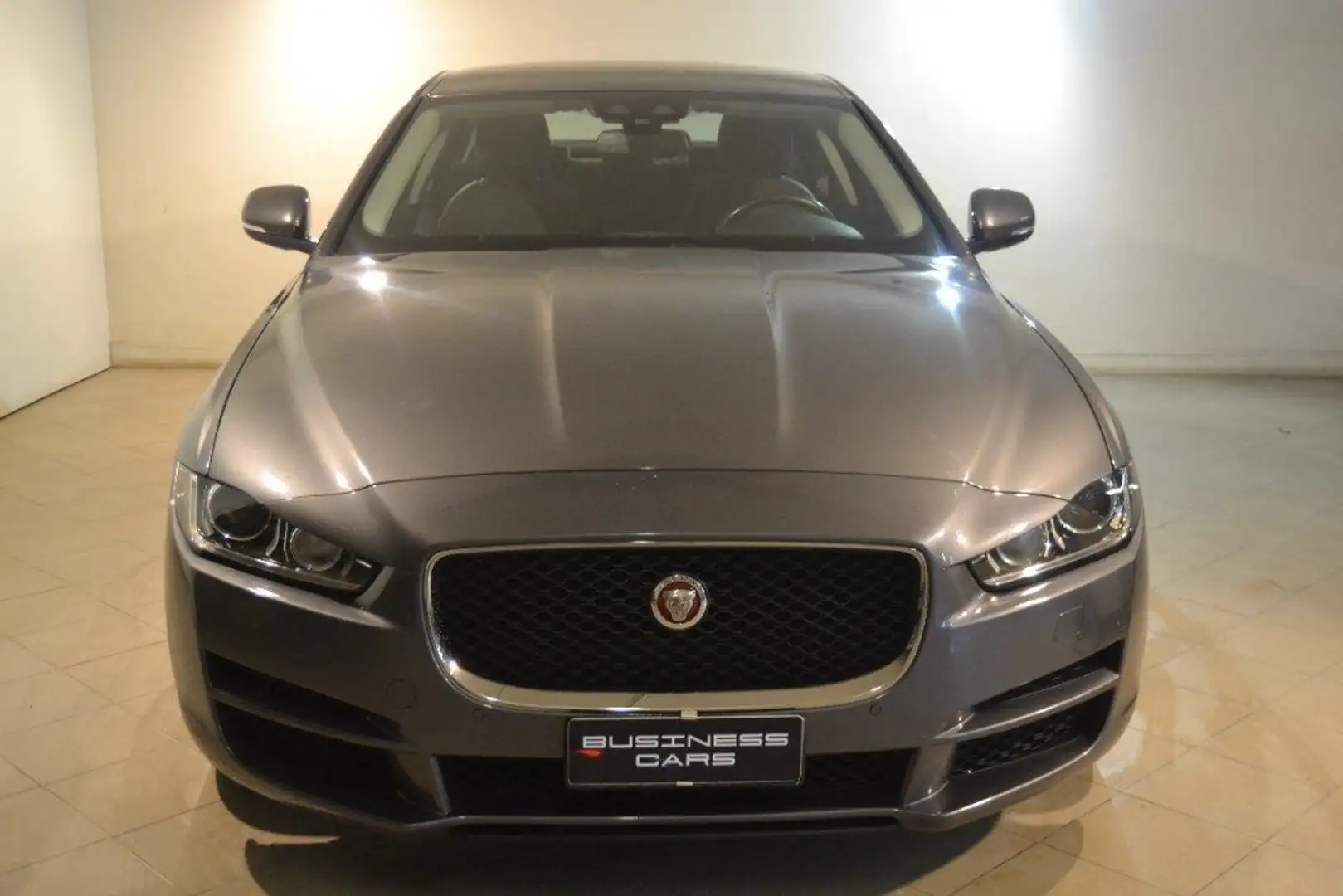 Jaguar XE 2.0 D Turbo 180 CV AWD aut. Portfolio Gris - 2
