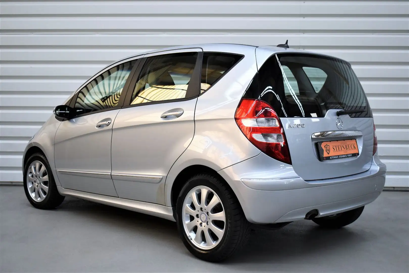 Mercedes-Benz A 200 A200 Elegance+Automatik+Navi+Tempomat+43.800KM Stříbrná - 2