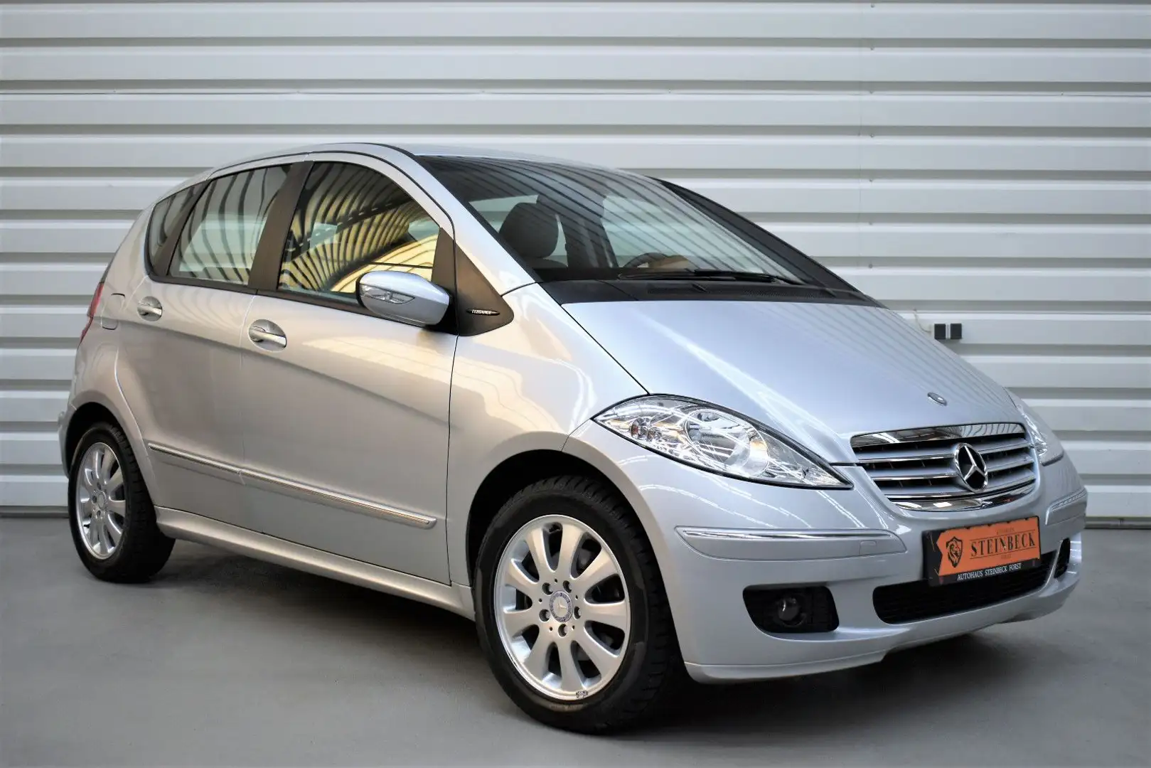 Mercedes-Benz A 200 A200 Elegance+Automatik+Navi+Tempomat+43.800KM Stříbrná - 1