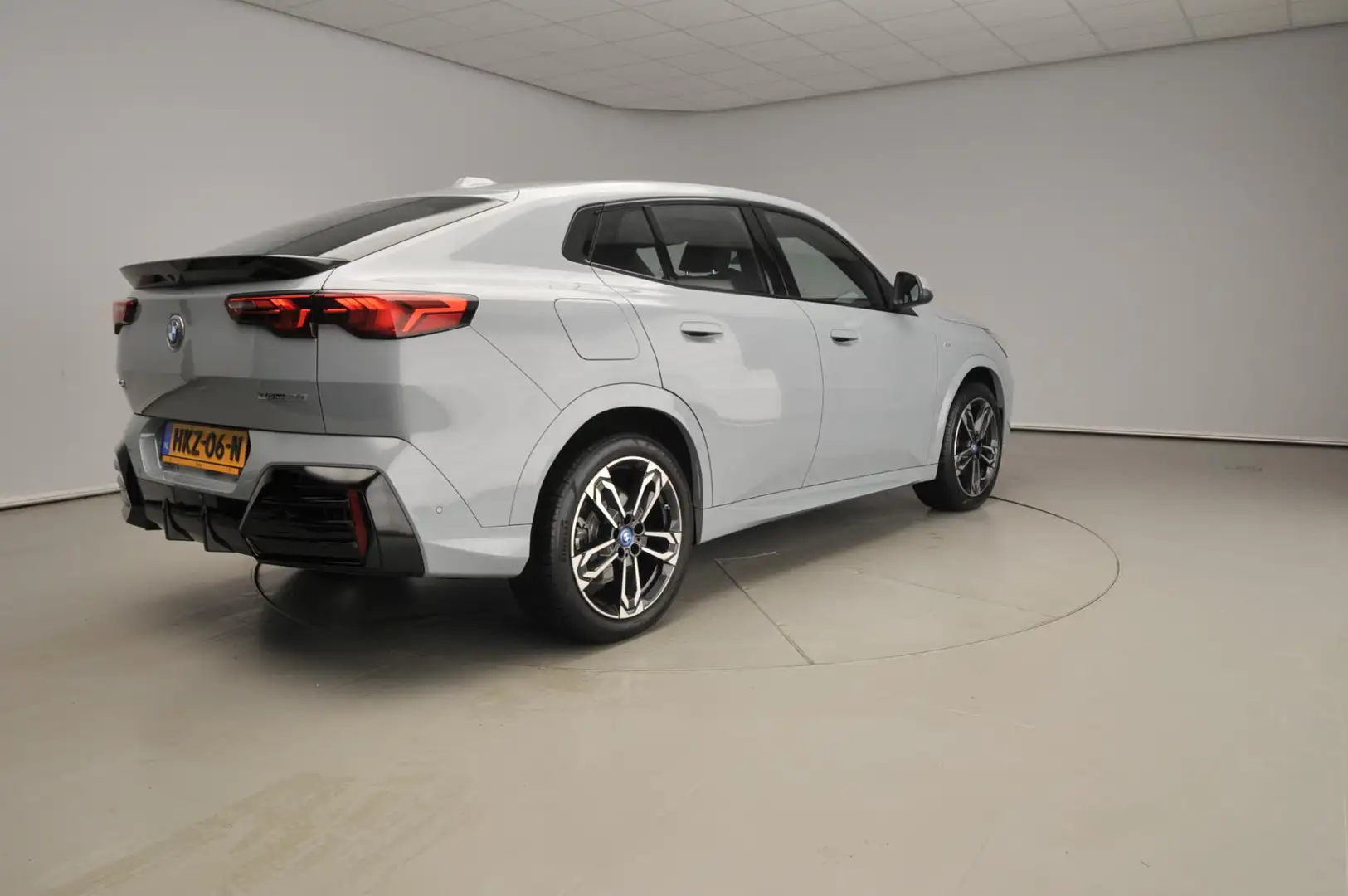 BMW iX2 eDrive20 | M-Sportpakket | LED | Navigatie | Sport Grijs - 2