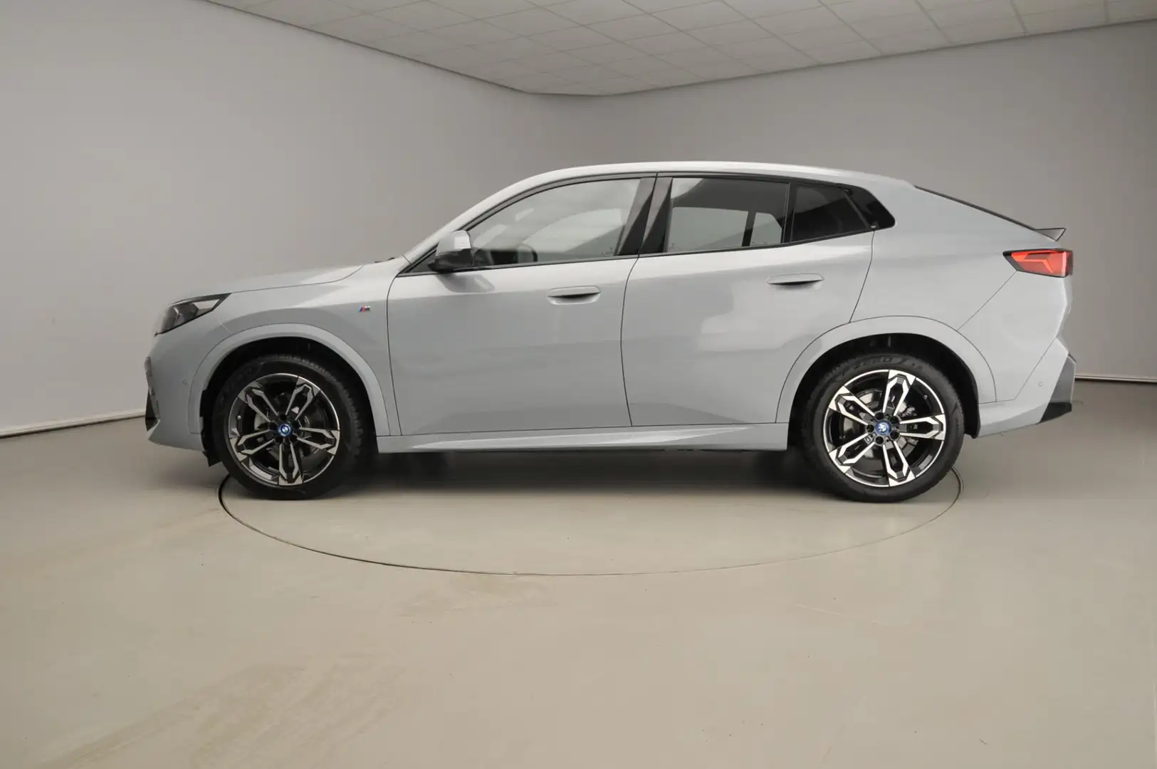 BMW iX2 eDrive20 | M-Sportpakket | LED | Navigatie | Sport Szary - 2