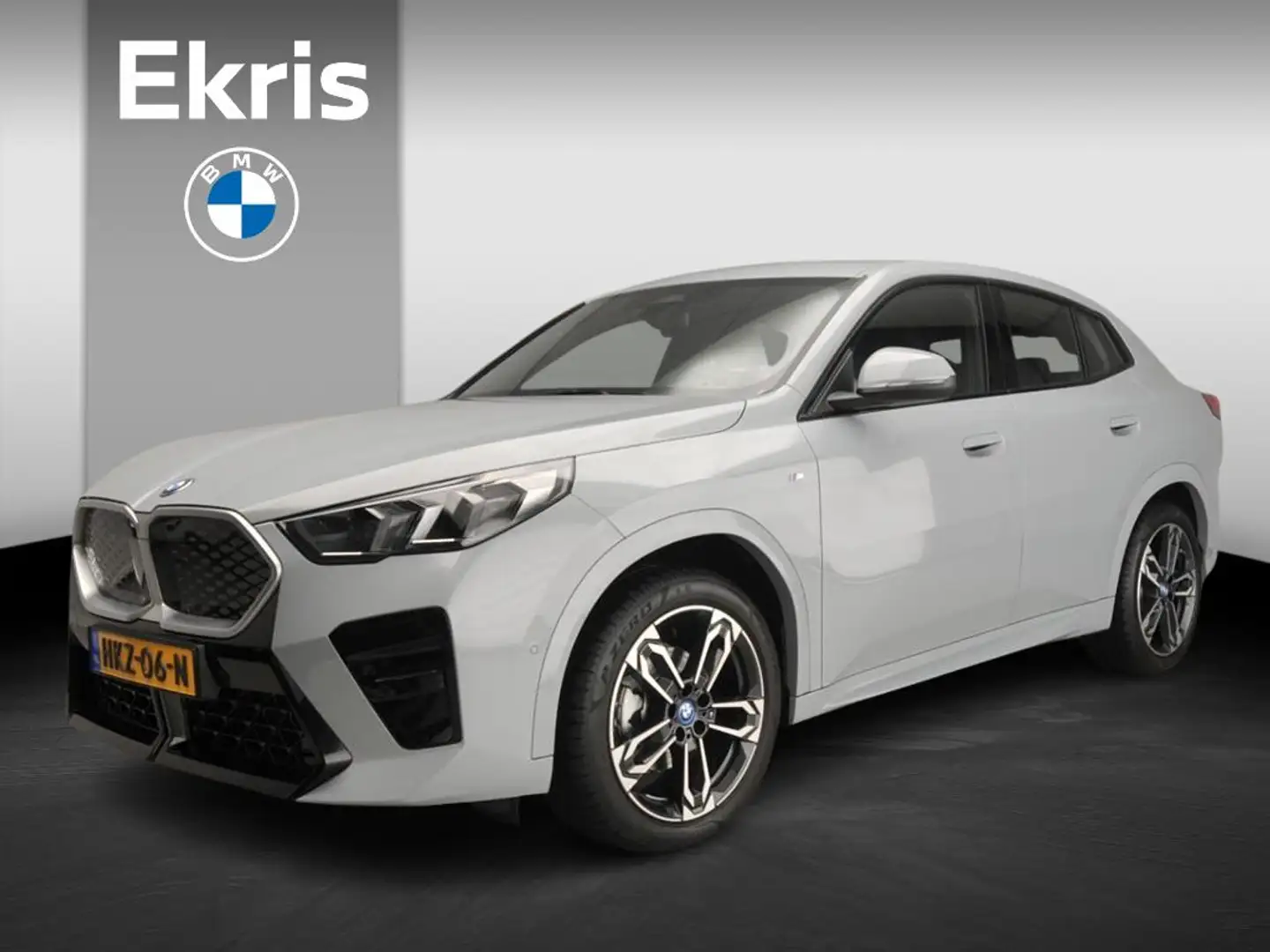 BMW iX2 eDrive20 | M-Sportpakket | LED | Navigatie | Sport Grijs - 1