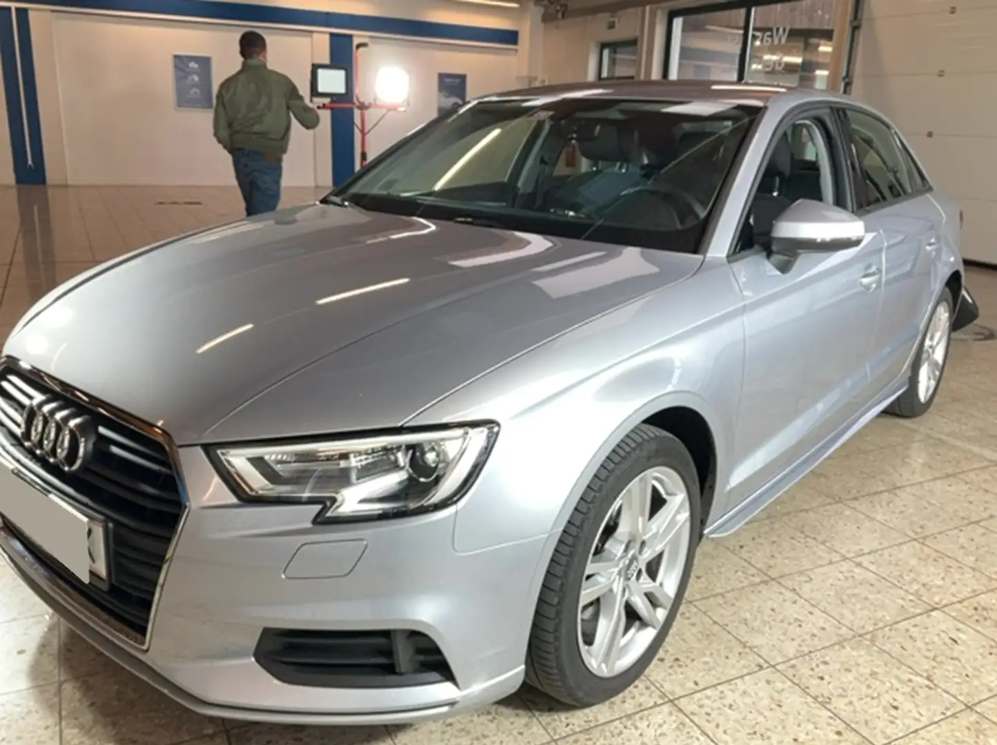 Audi A3 A3 1,5 TFSI COD ultra S-tronic Silber - 1