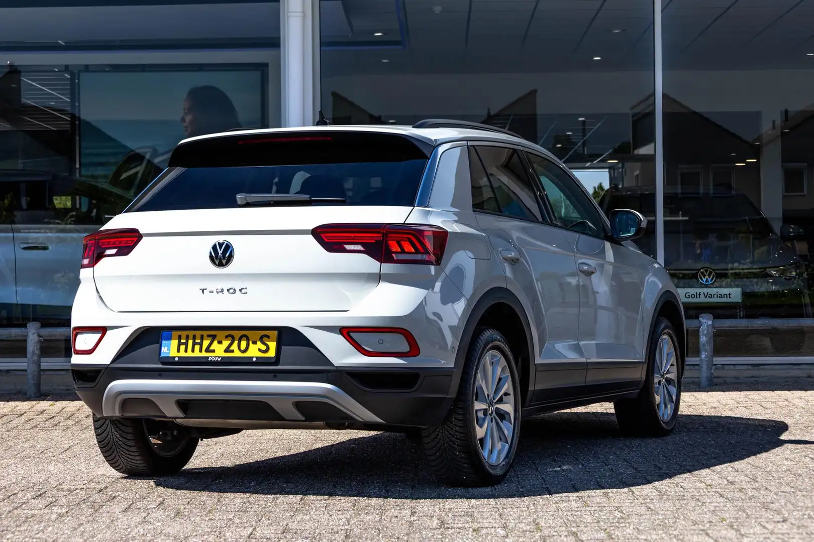 Volkswagen T-Roc 1.5 TSI 150pk DSG Life | Navigatie | Afneembare Tr Grijs - 2