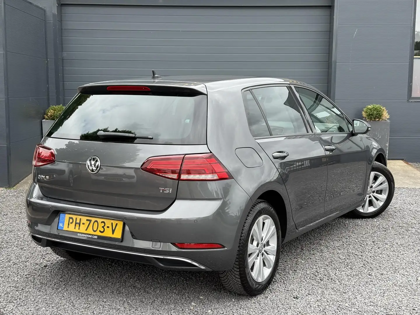 Volkswagen Golf 1.0 TSI Comfortline Navi,Clima,Cruise,Pdc V+A,6 Ba Gris - 2