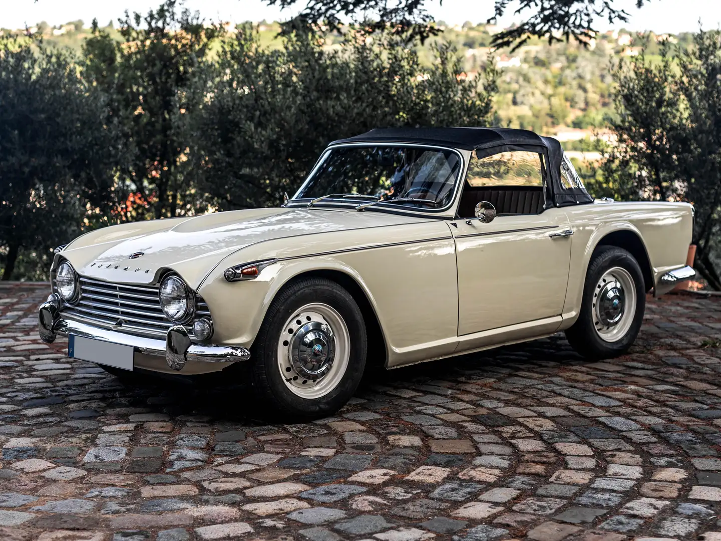 Triumph TR4 A IRS Weiß - 1
