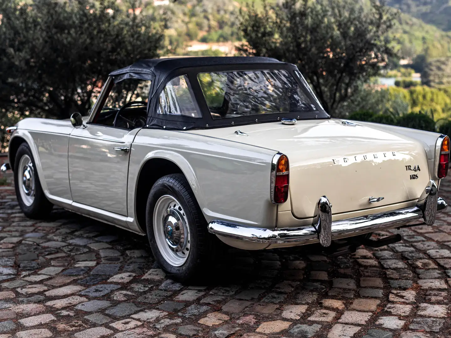 Triumph TR4 A IRS Weiß - 2
