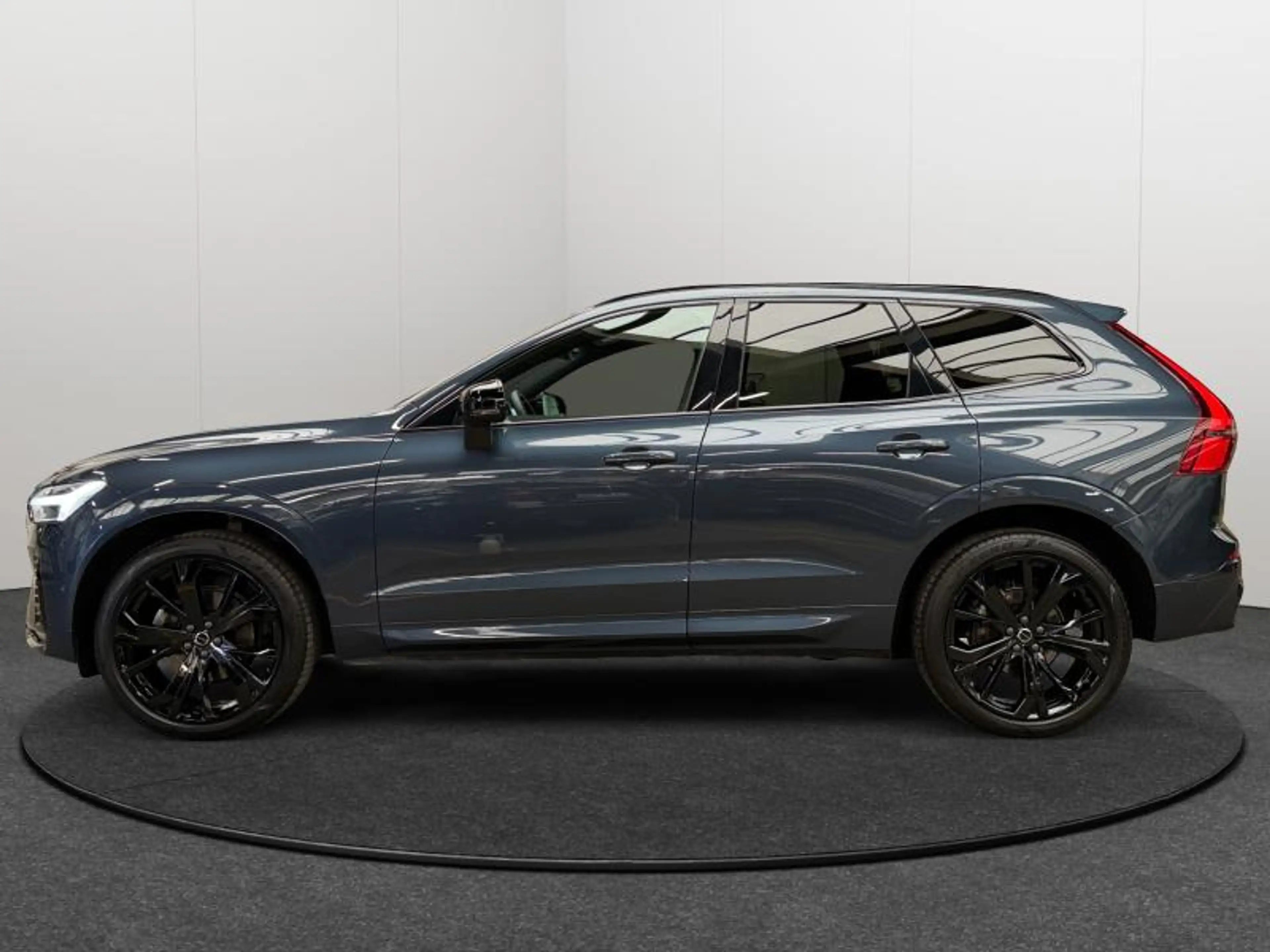 Volvo XC60 Facelift B5 AWD Black Edition Ultra / Essence 2026 — photo 2