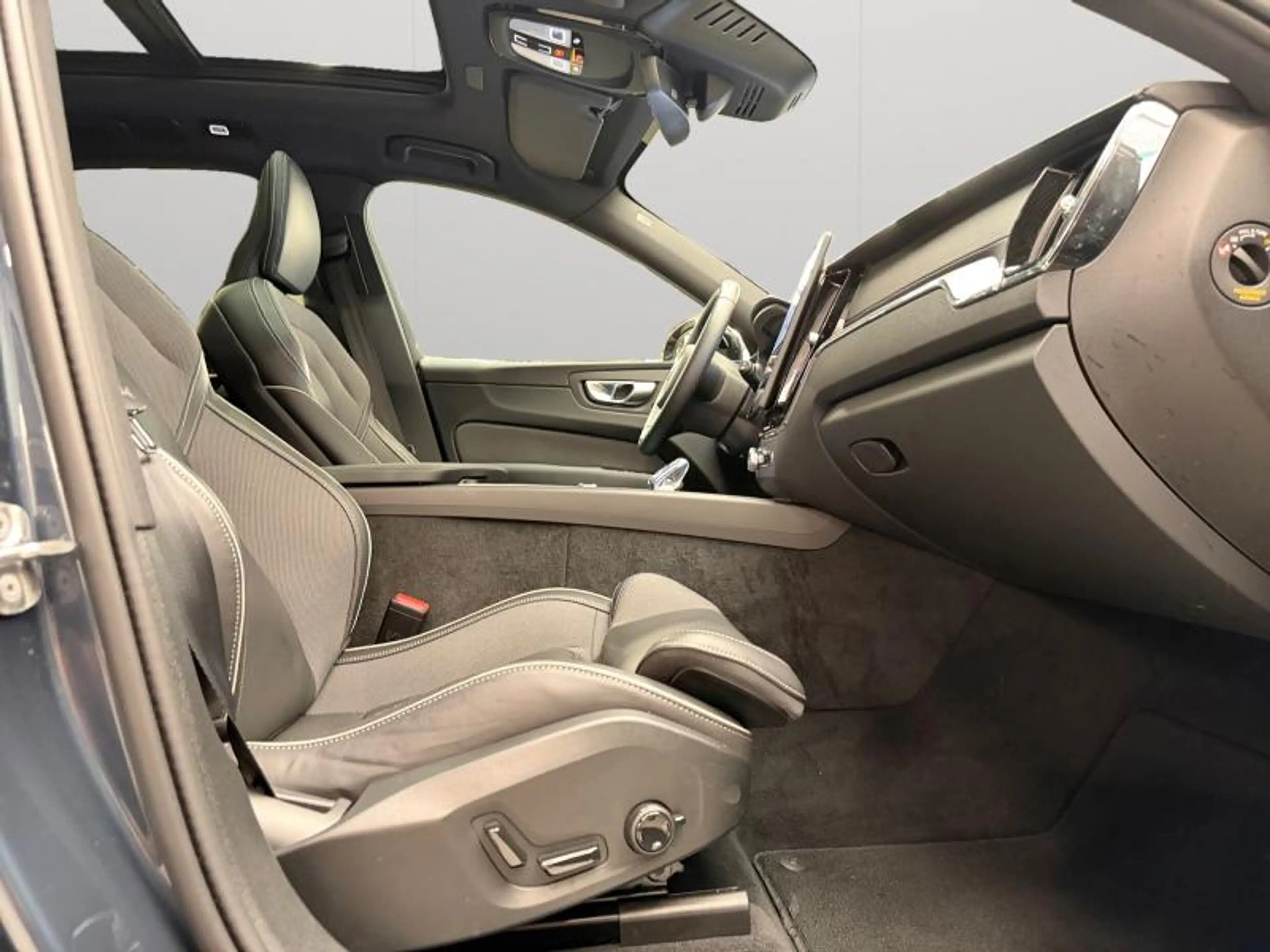 Volvo XC60 Facelift B5 AWD Black Edition Ultra / Essence 2026 — photo 15