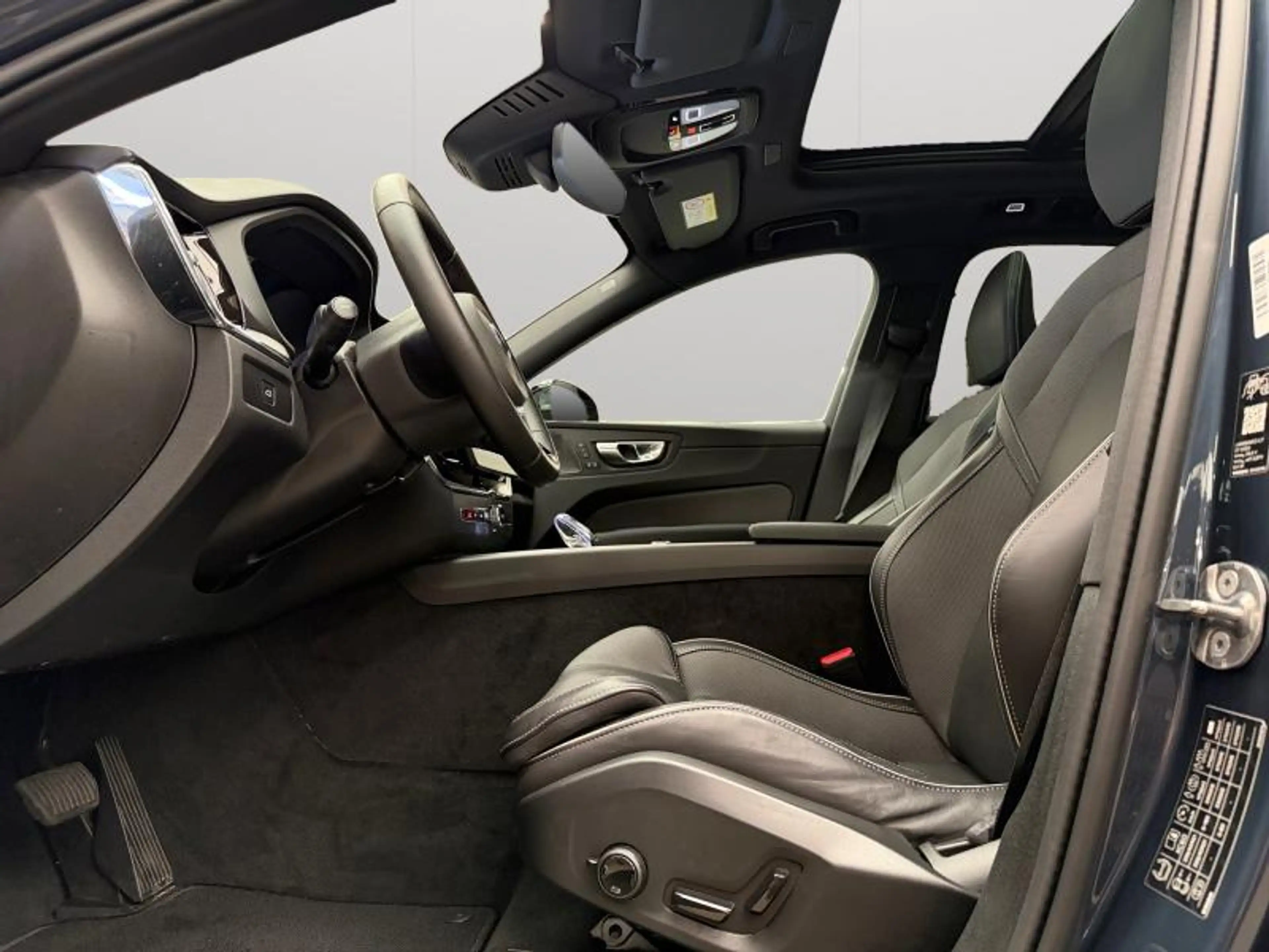 Volvo XC60 Facelift B5 AWD Black Edition Ultra / Essence 2026 — photo 9