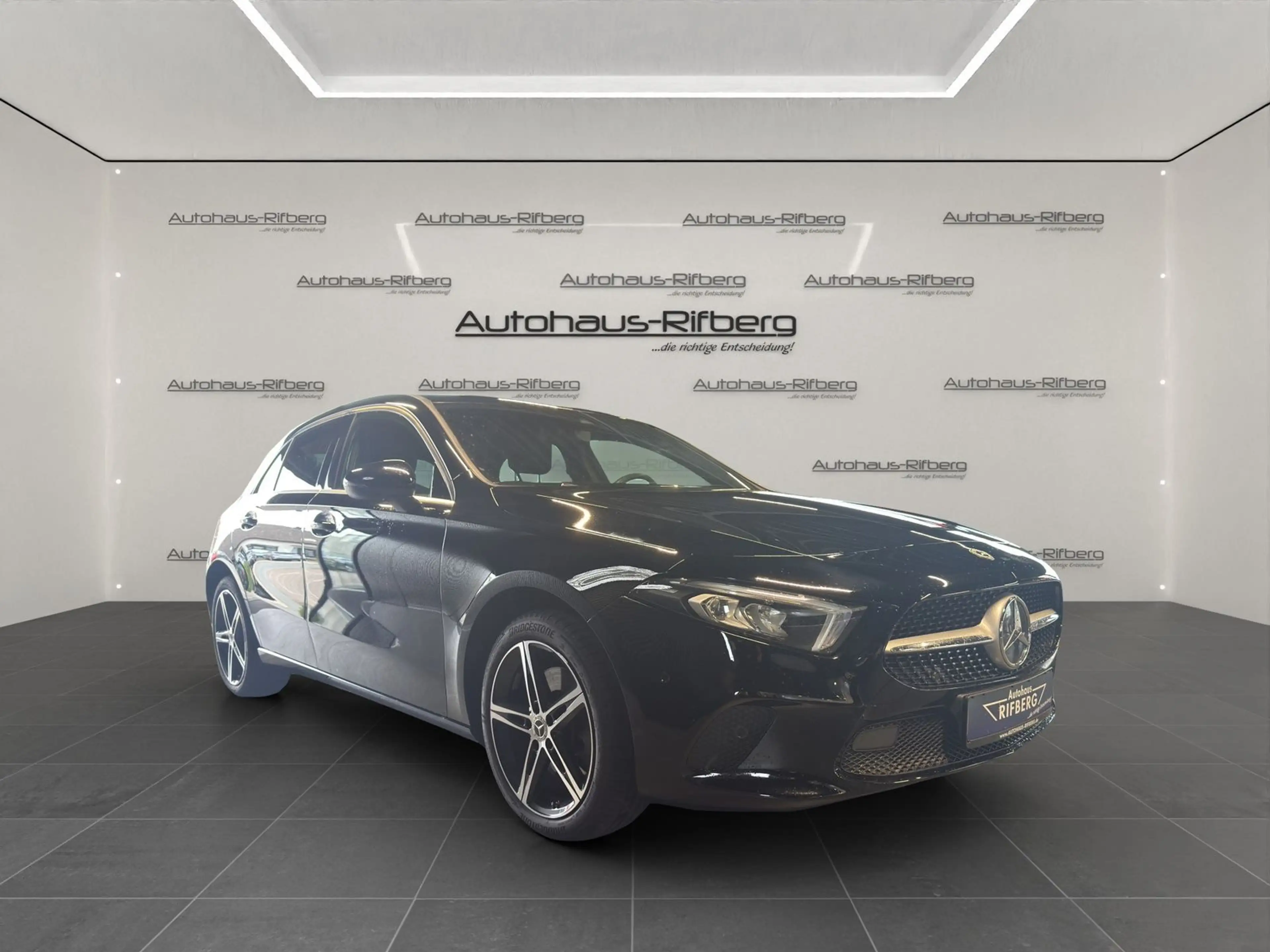 Mercedes-Benz A 250 e 8G-DCT/AMBIENTE/NAVI/18Z/LED/MBUX/DAB — photo 3