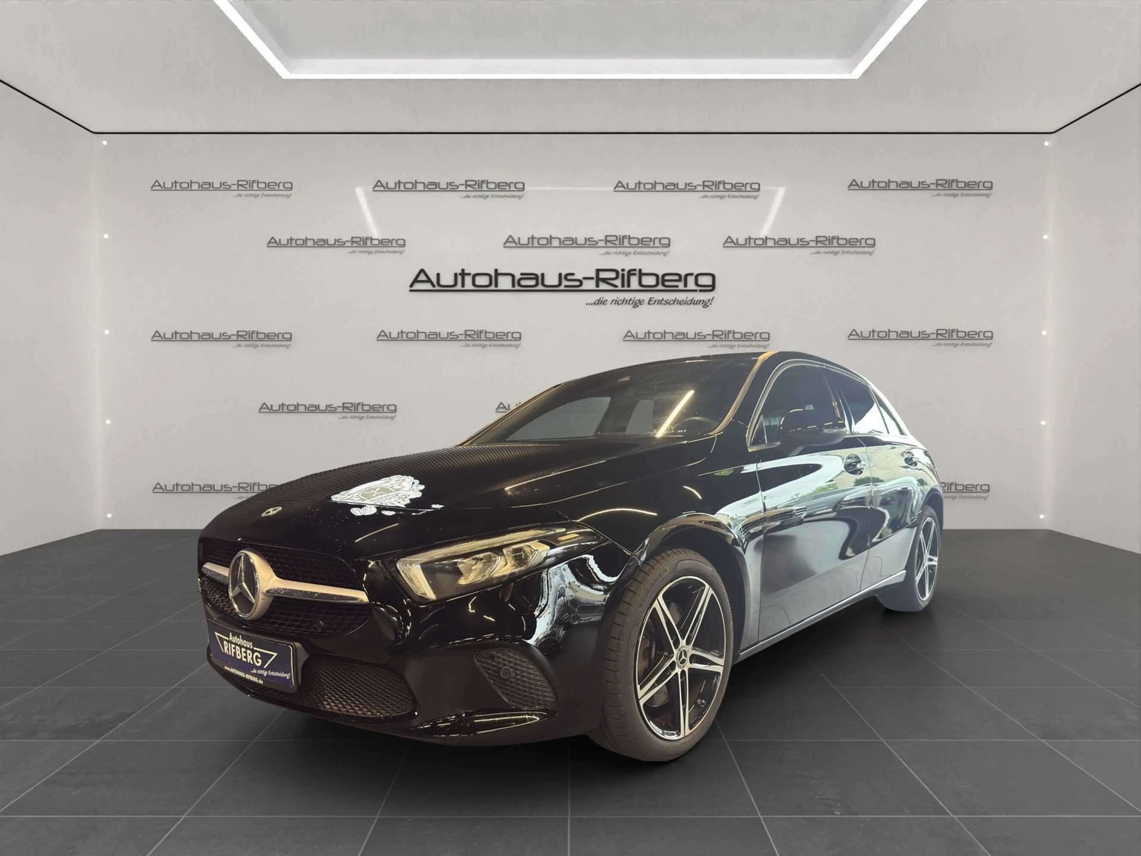 Mercedes-Benz A 250 e 8G-DCT/AMBIENTE/NAVI/18Z/LED/MBUX/DAB