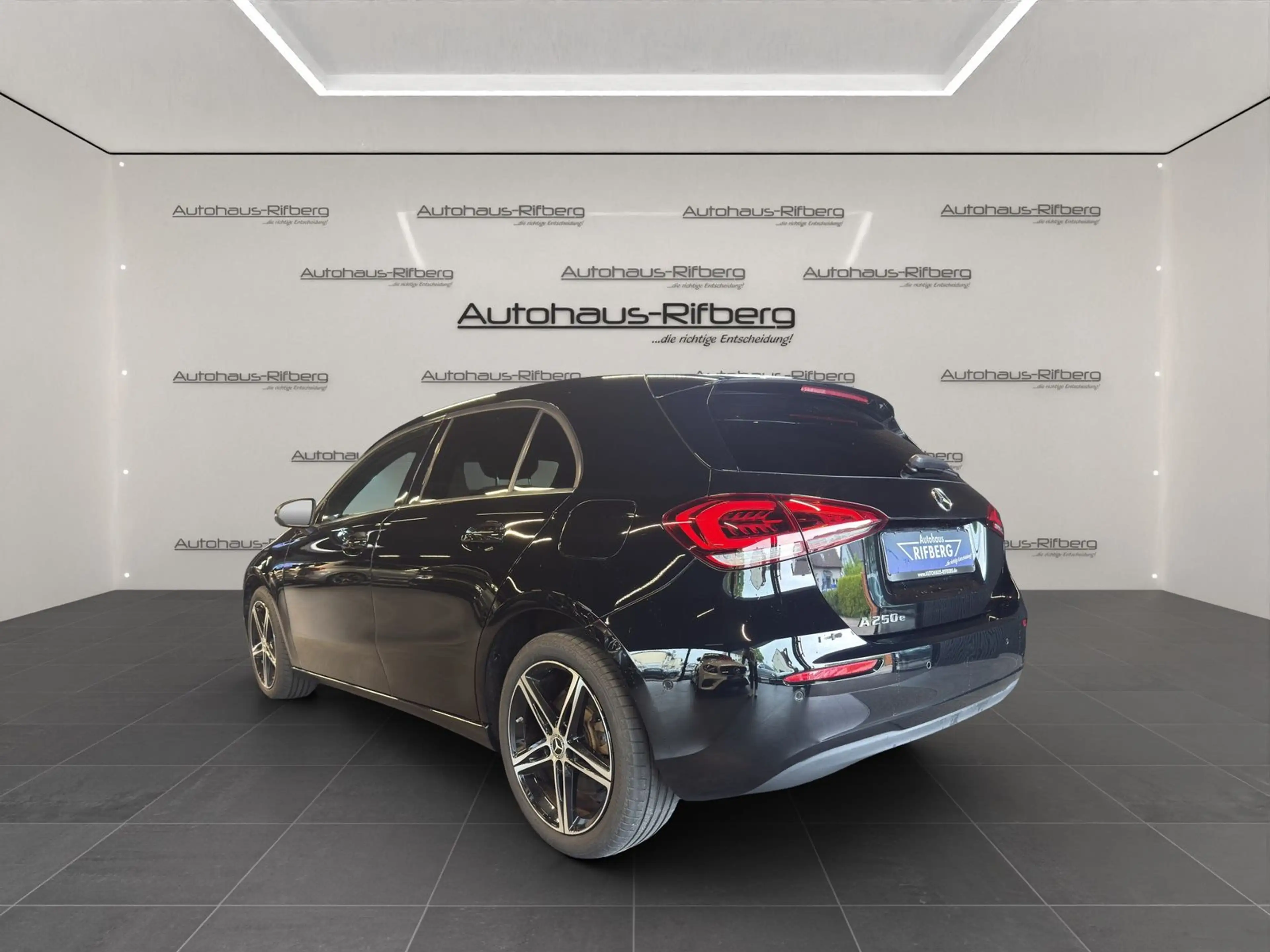Mercedes-Benz A 250 e 8G-DCT/AMBIENTE/NAVI/18Z/LED/MBUX/DAB — photo 4