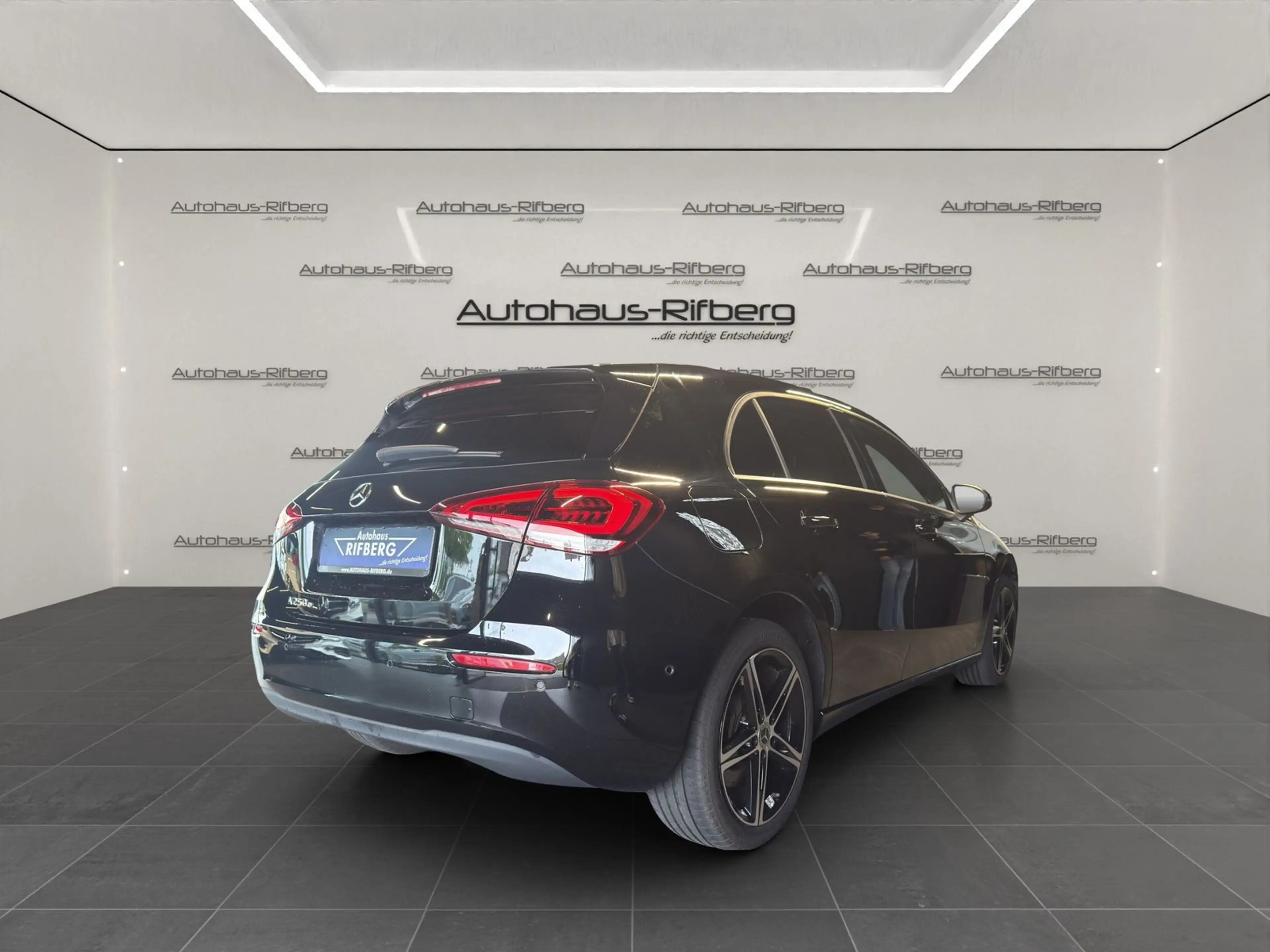 Mercedes-Benz A 250 e 8G-DCT/AMBIENTE/NAVI/18Z/LED/MBUX/DAB — photo 6