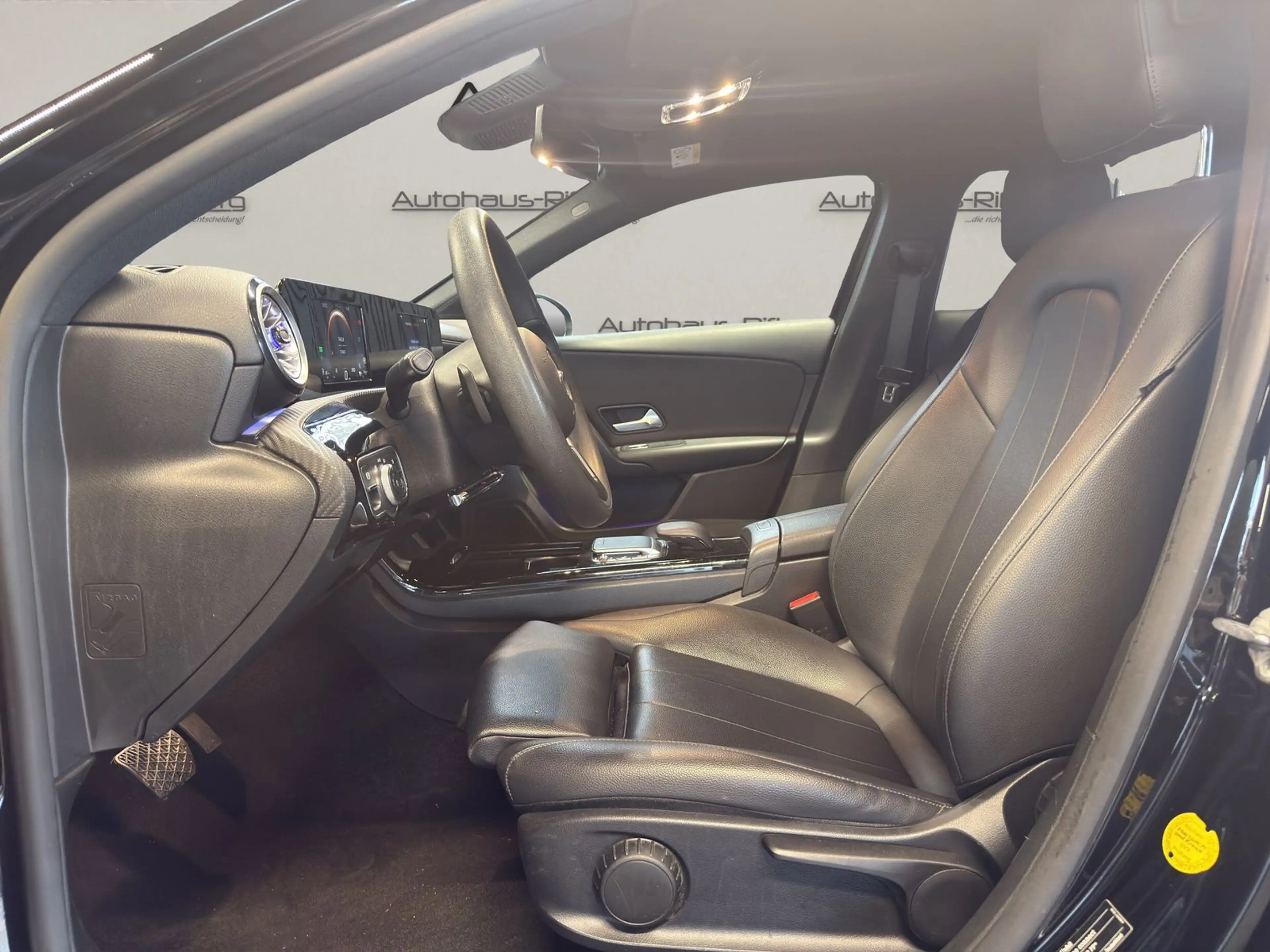 Mercedes-Benz A 250 e 8G-DCT/AMBIENTE/NAVI/18Z/LED/MBUX/DAB — photo 9