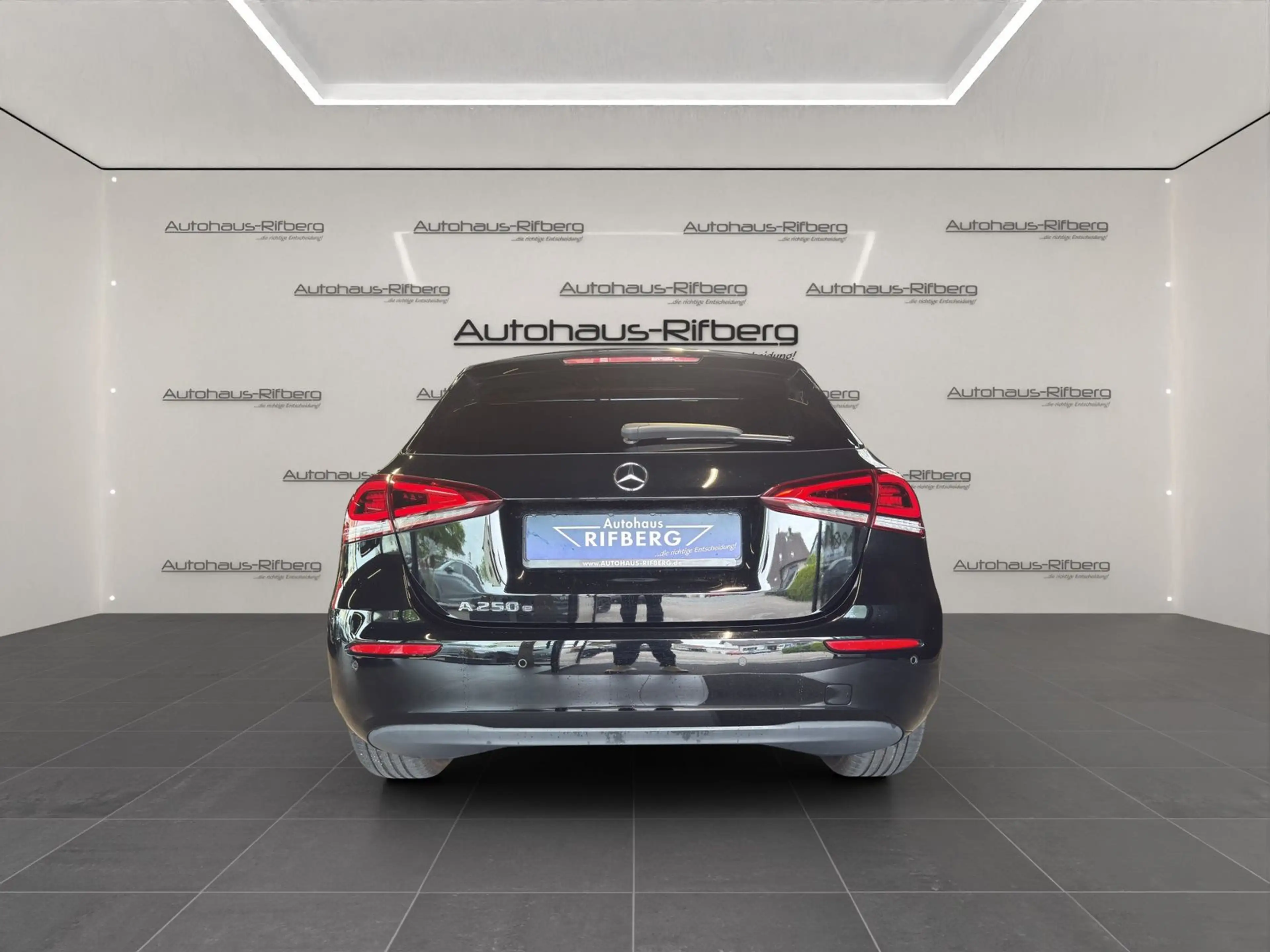 Mercedes-Benz A 250 e 8G-DCT/AMBIENTE/NAVI/18Z/LED/MBUX/DAB — photo 5