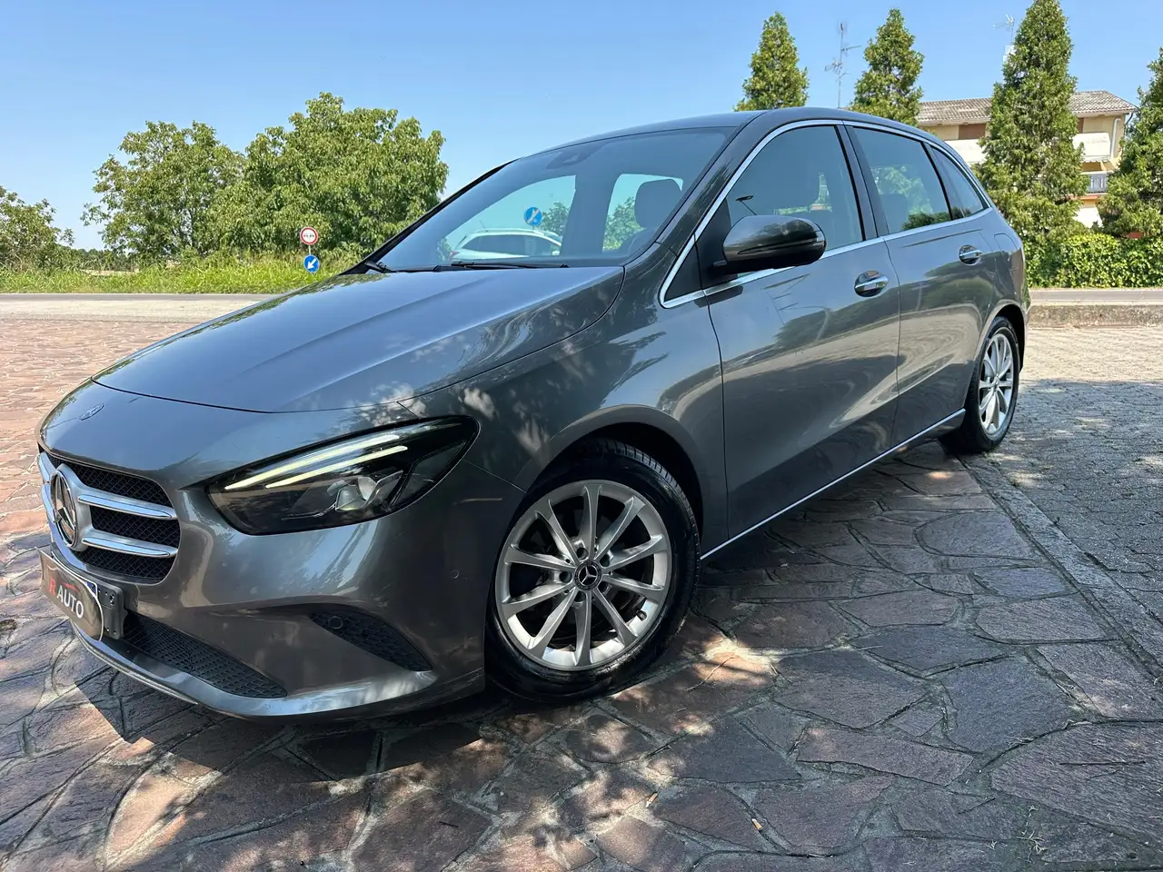 Mercedes-Benz B 180