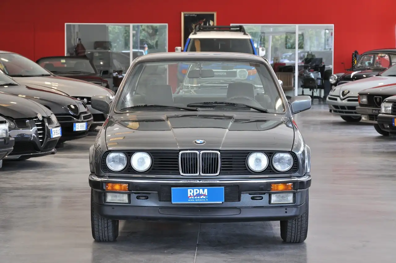 BMW E30 316i BERLINE - 1.8 90 ch - 93 300KMS - NOMBREUX FRAIS RECENTS - ENTRETIEN COMPLET