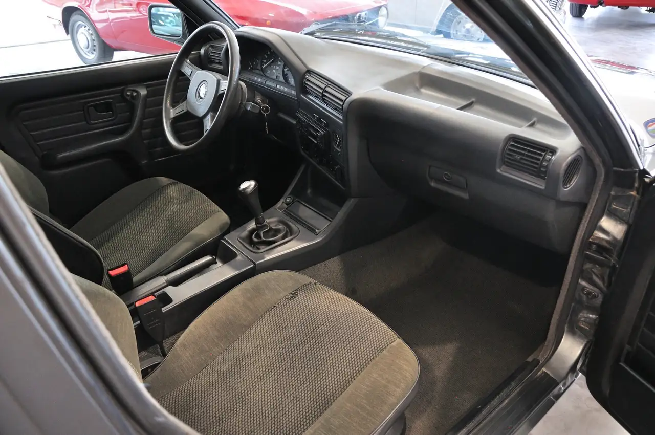 BMW E30 316i BERLINE - 1.8 90 ch - 93 300KMS - NOMBREUX FRAIS RECENTS - ENTRETIEN COMPLET