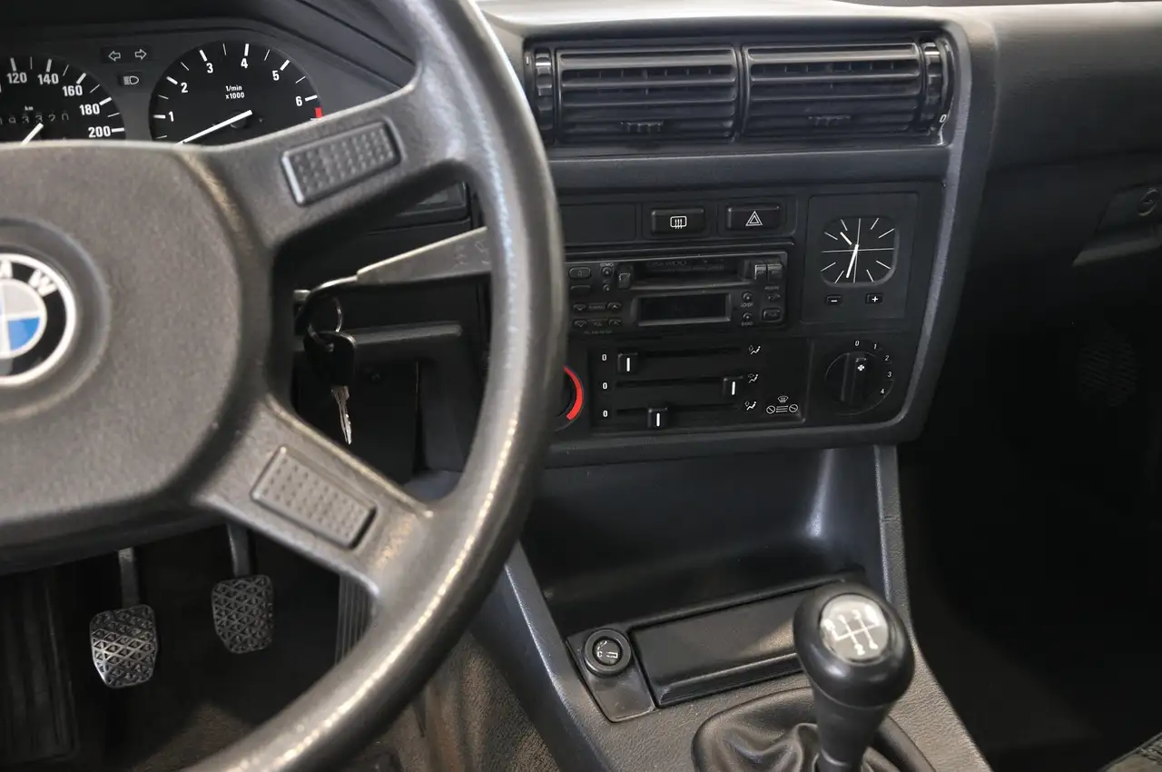 BMW E30 316i BERLINE - 1.8 90 ch - 93 300KMS - NOMBREUX FRAIS RECENTS - ENTRETIEN COMPLET