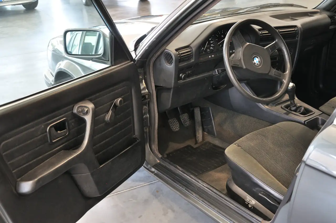 BMW E30 316i BERLINE - 1.8 90 ch - 93 300KMS - NOMBREUX FRAIS RECENTS - ENTRETIEN COMPLET