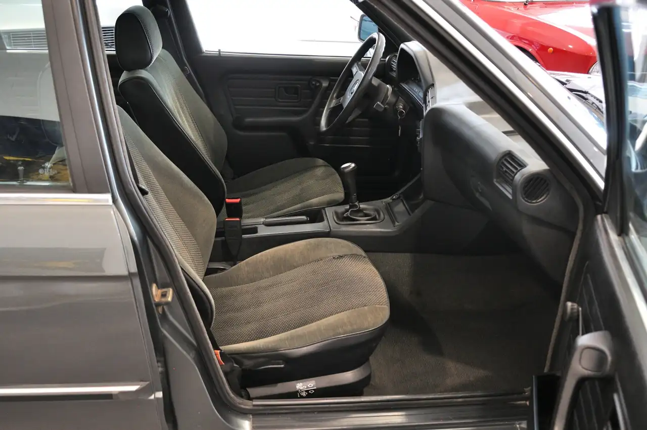 BMW E30 316i BERLINE - 1.8 90 ch - 93 300KMS - NOMBREUX FRAIS RECENTS - ENTRETIEN COMPLET