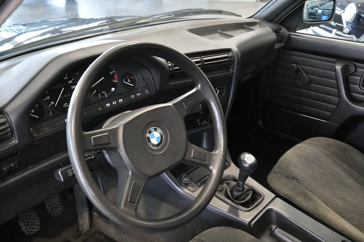 BMW E30 316i BERLINE - 1.8 90 ch - 93 300KMS - NOMBREUX FRAIS RECENTS - ENTRETIEN COMPLET