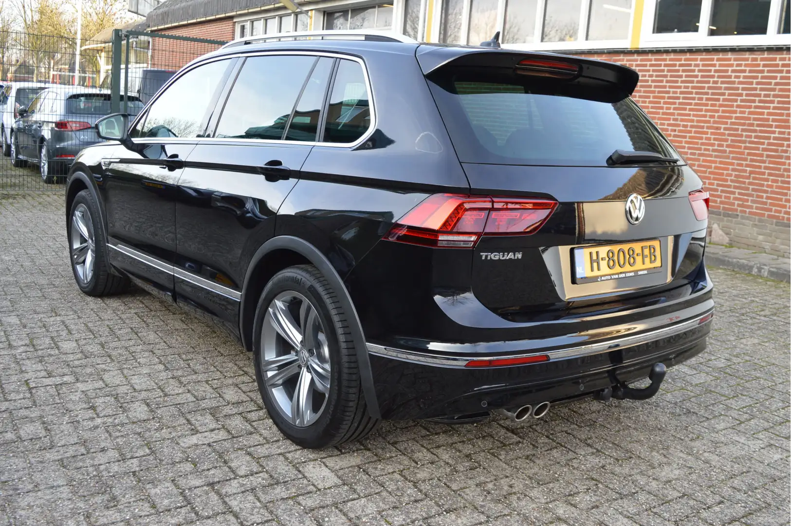 Volkswagen Tiguan 1.5 TSI R-line Comf Busn. NL-Auto / 19" / Virtual Zwart - 2
