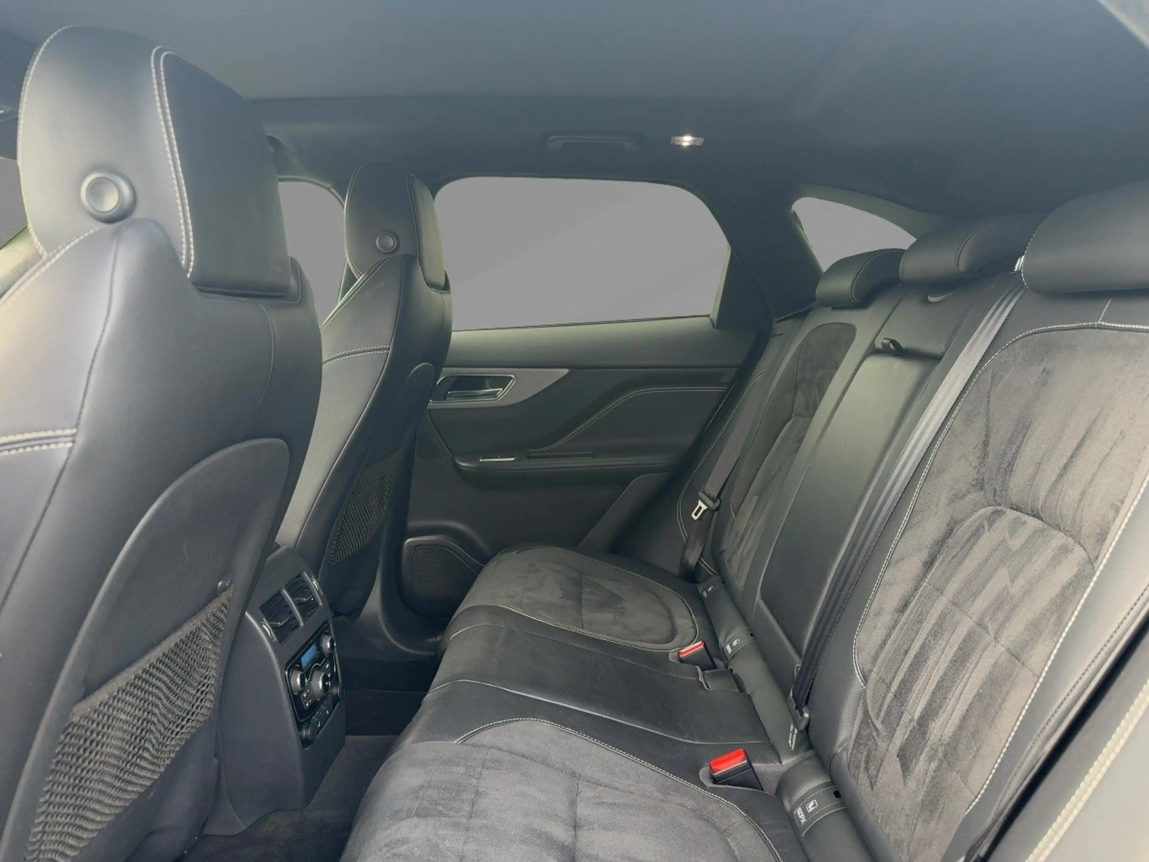 Jaguar F-Pace 30d S Schwenkbare AHK*SONDERAUSSTATTUNG — photo 10