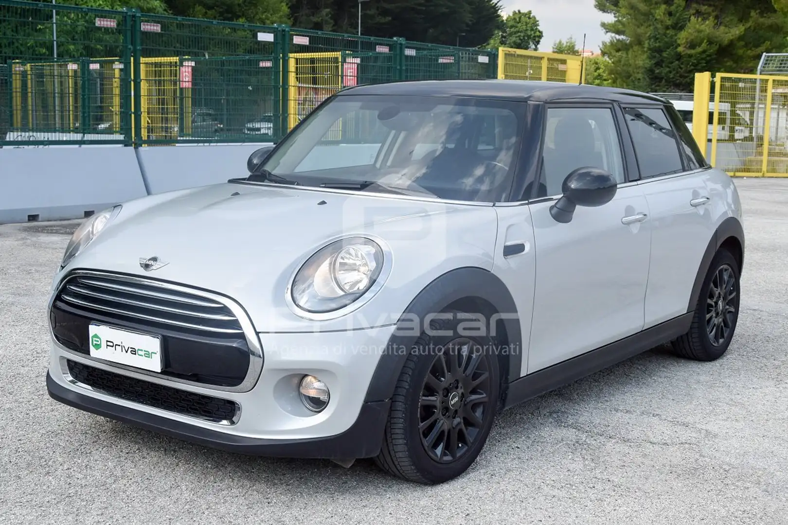 MINI Cooper D Mini 1.5 Cooper D Business 5 porte Zilver - 1