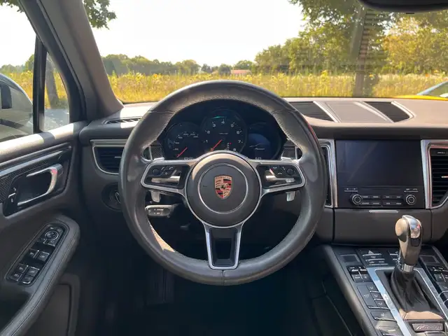 Porsche Macan view 15