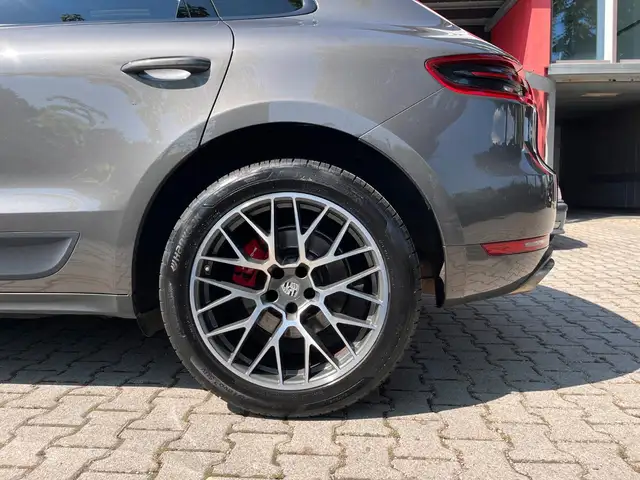 Porsche Macan view 11