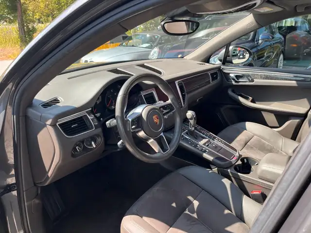 Porsche Macan view 12